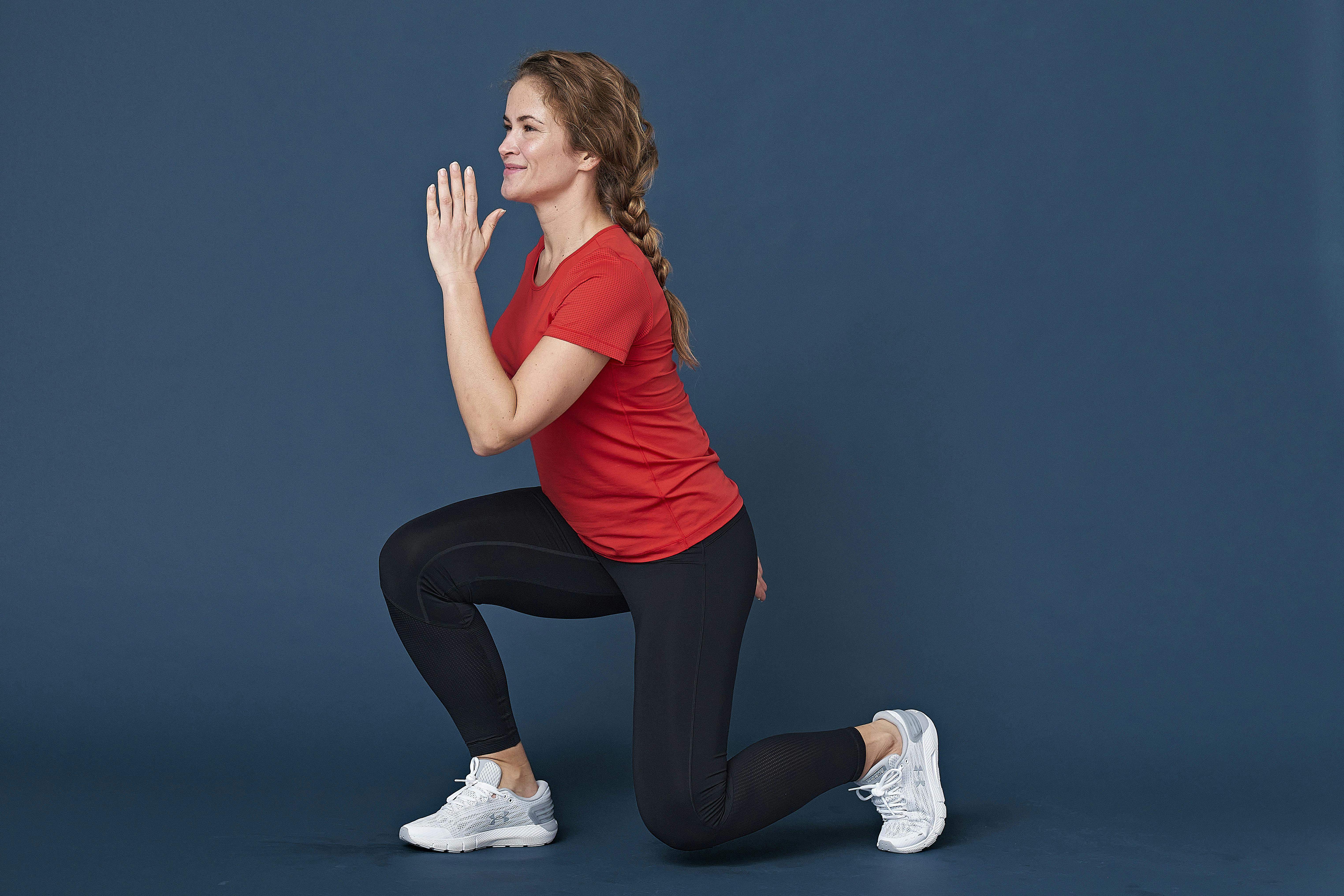 Kvinde laver halv burpee med jump lunges