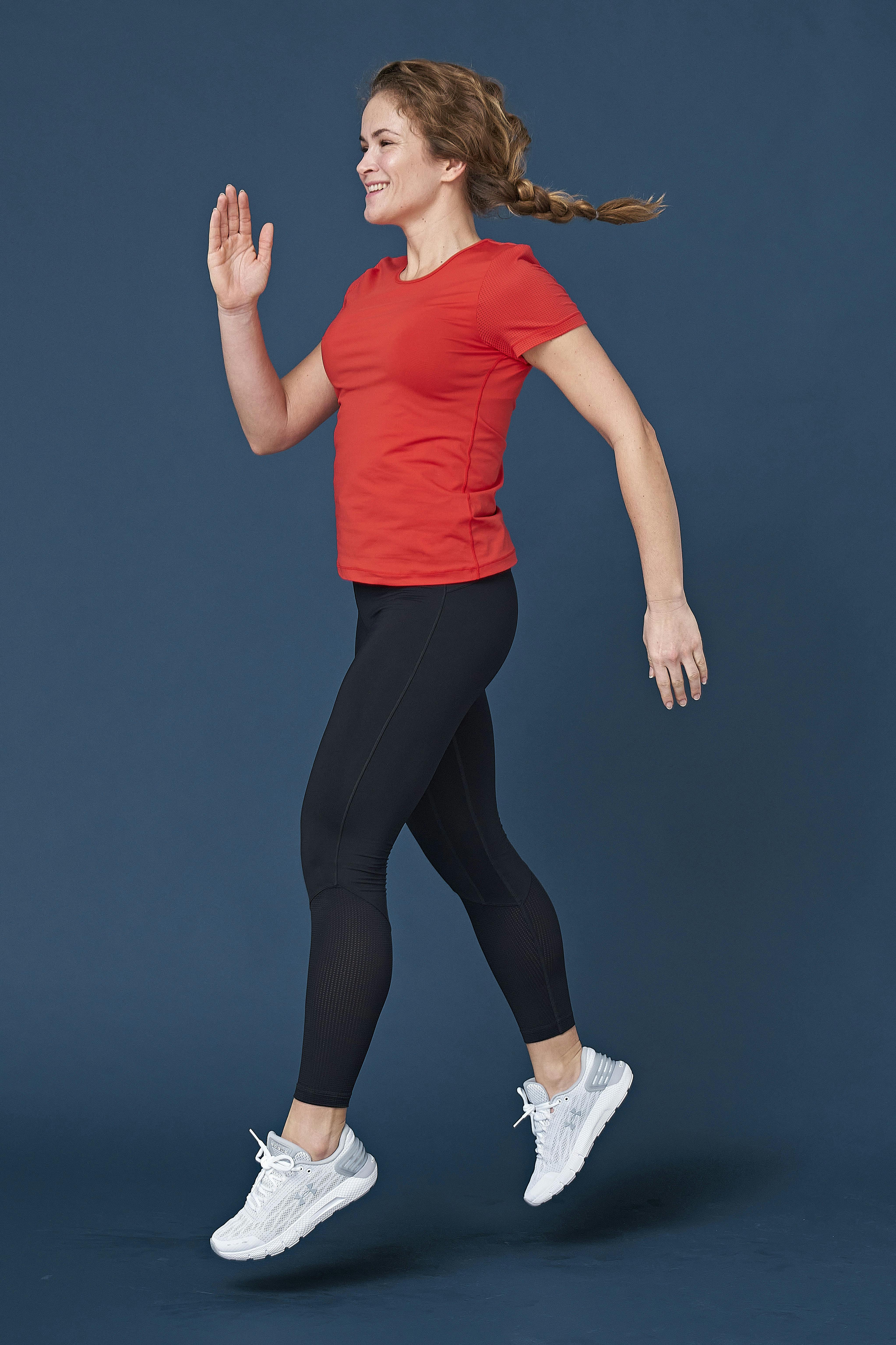 Kvinde laver jump lunges