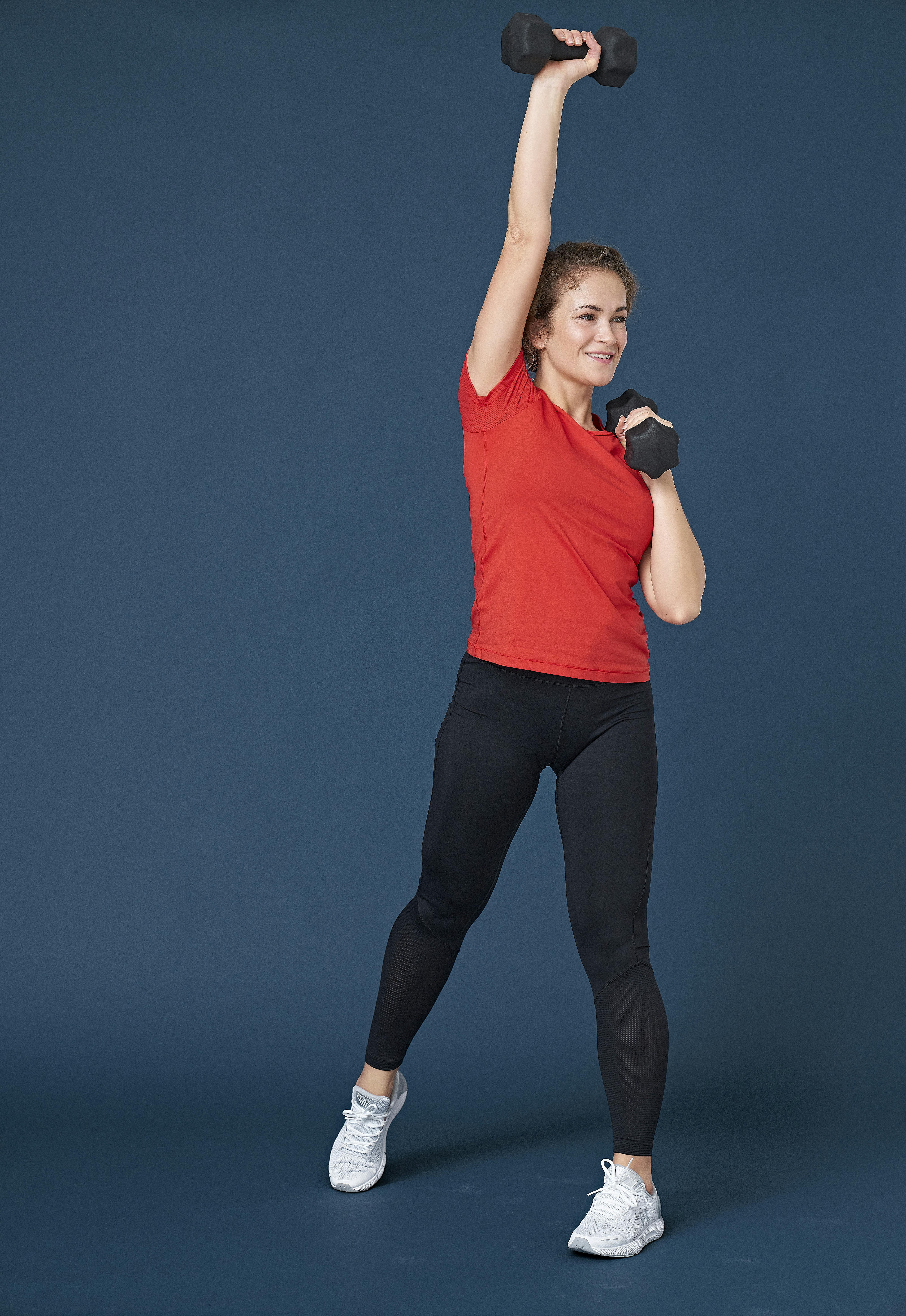 Nainen työntää käsipainon ylös