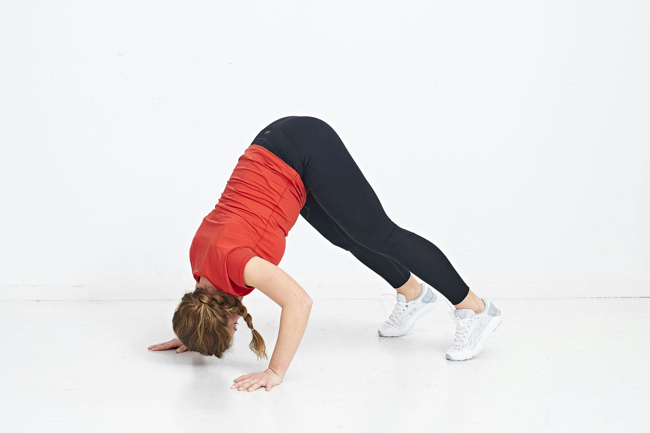 Kvinna gör v med kroppen