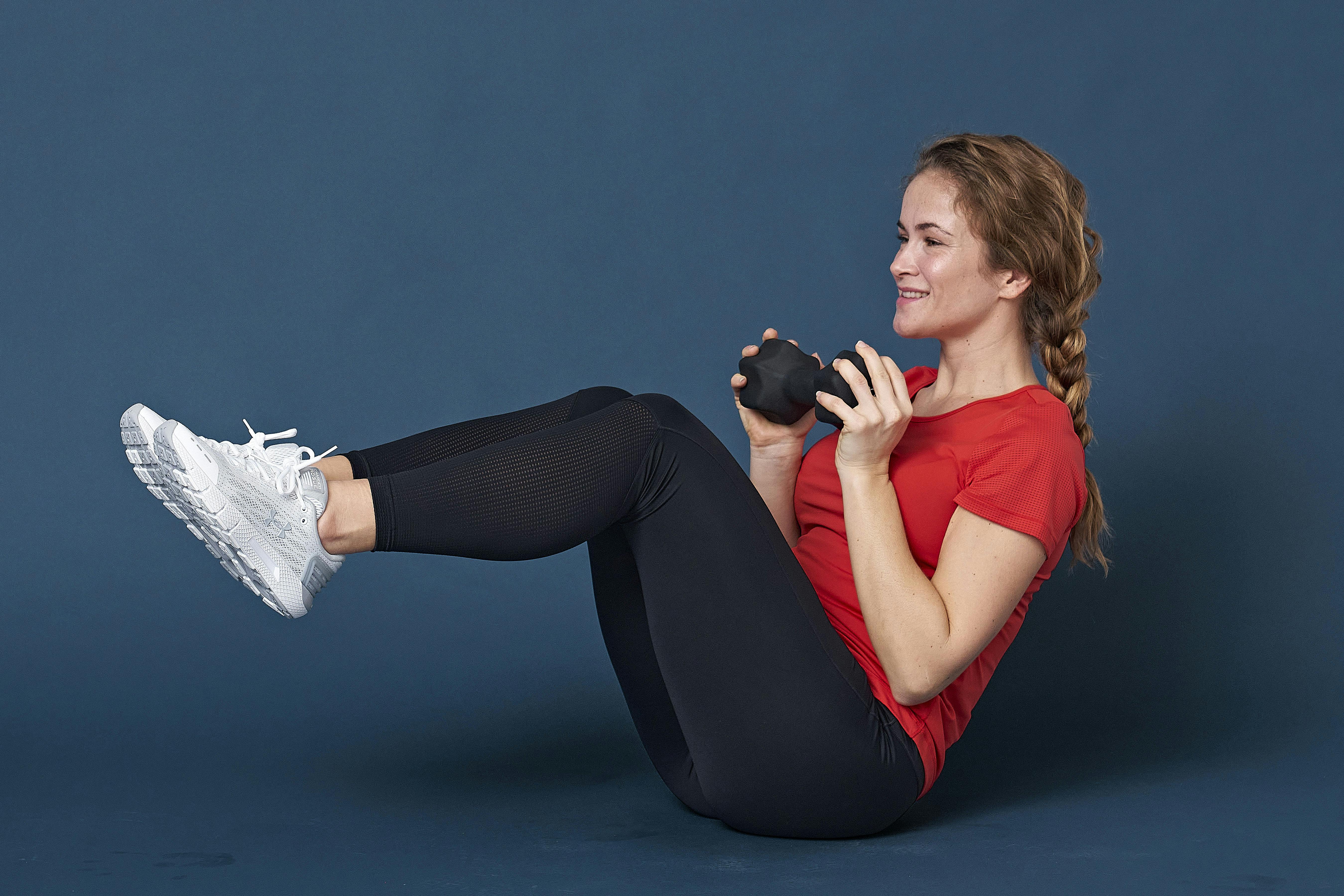 Kvinne gjør båt med brystpress