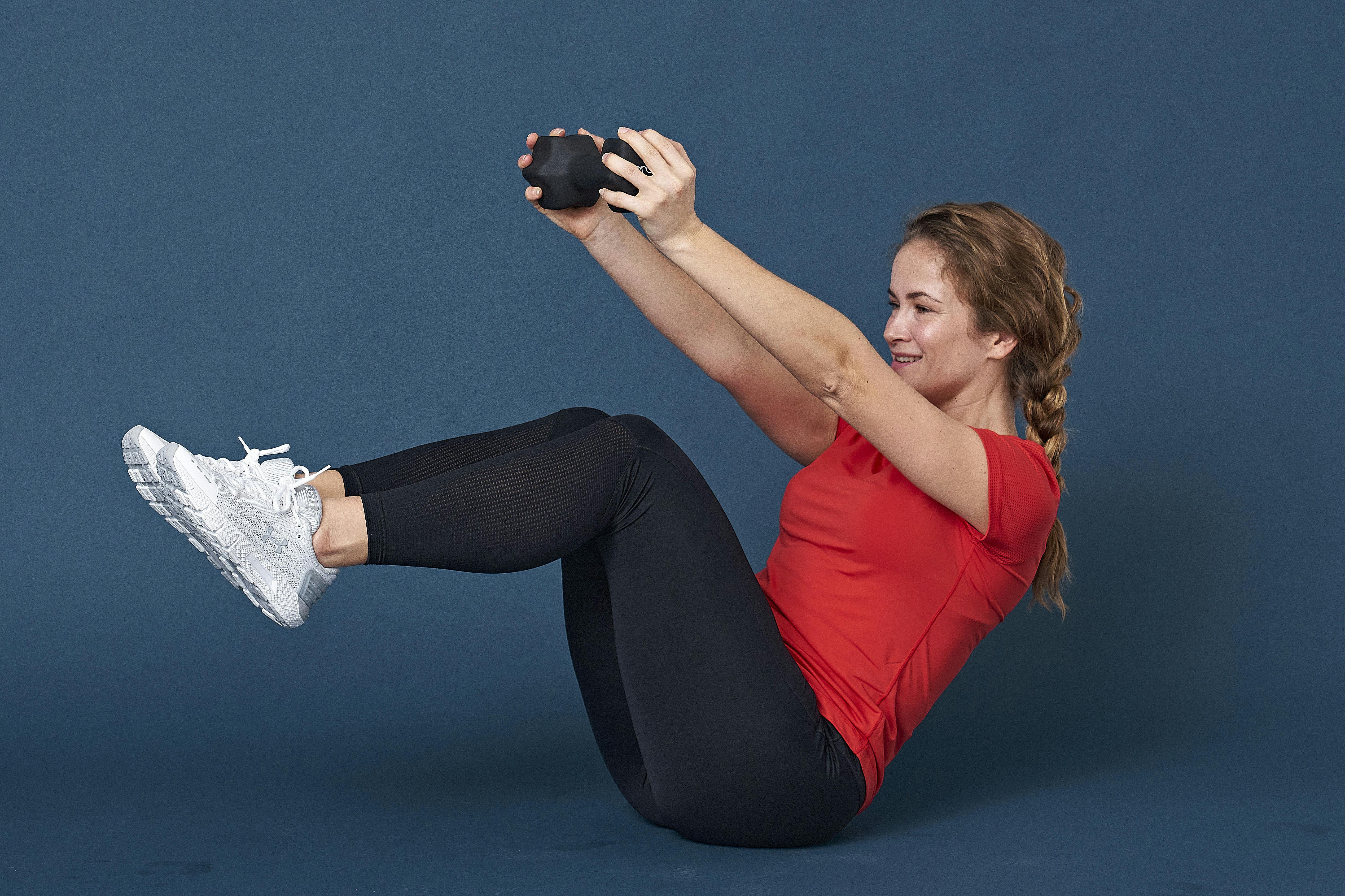 Kvinne gjør båt med brystpress