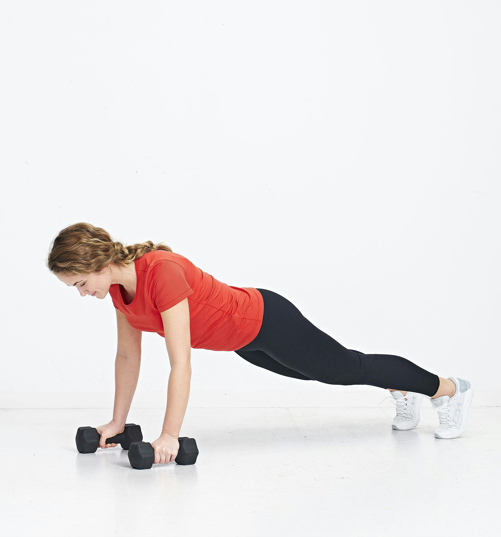 Kvinde laver øvelsen push-up med roning _NO