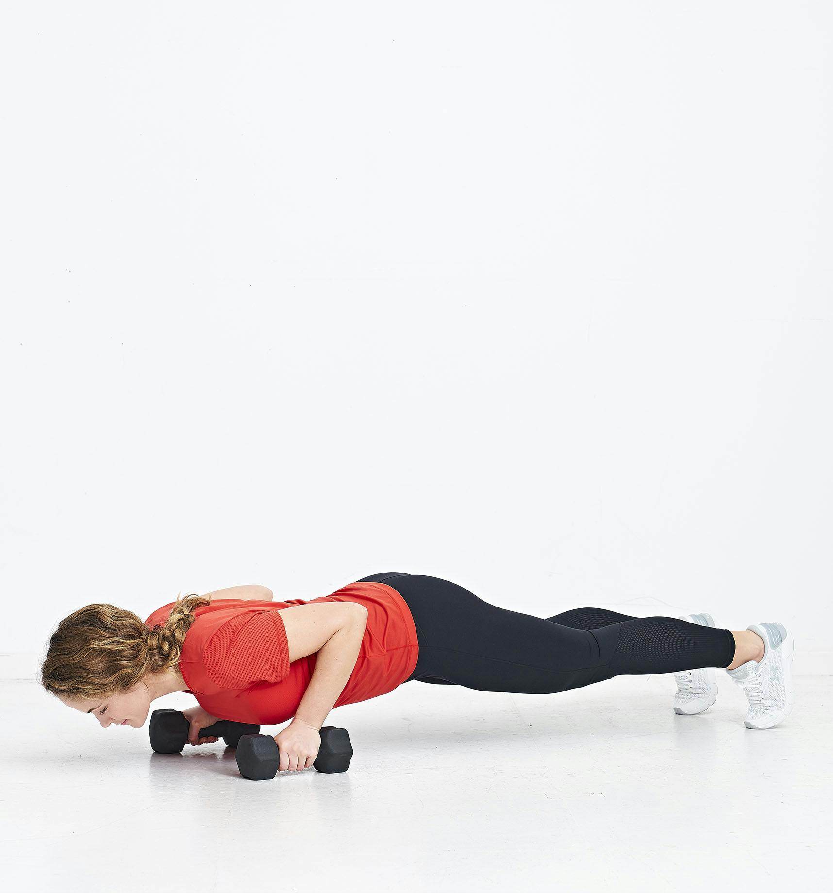 Kvinne gjør øvelsen armheving med roing