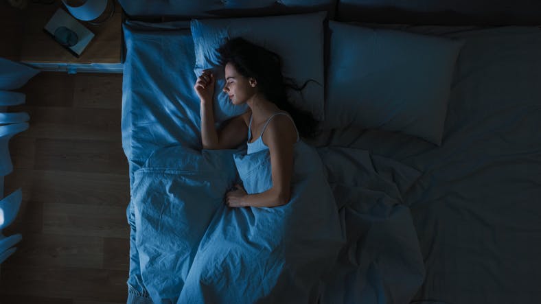 Kvinner ligger og sover i mørket