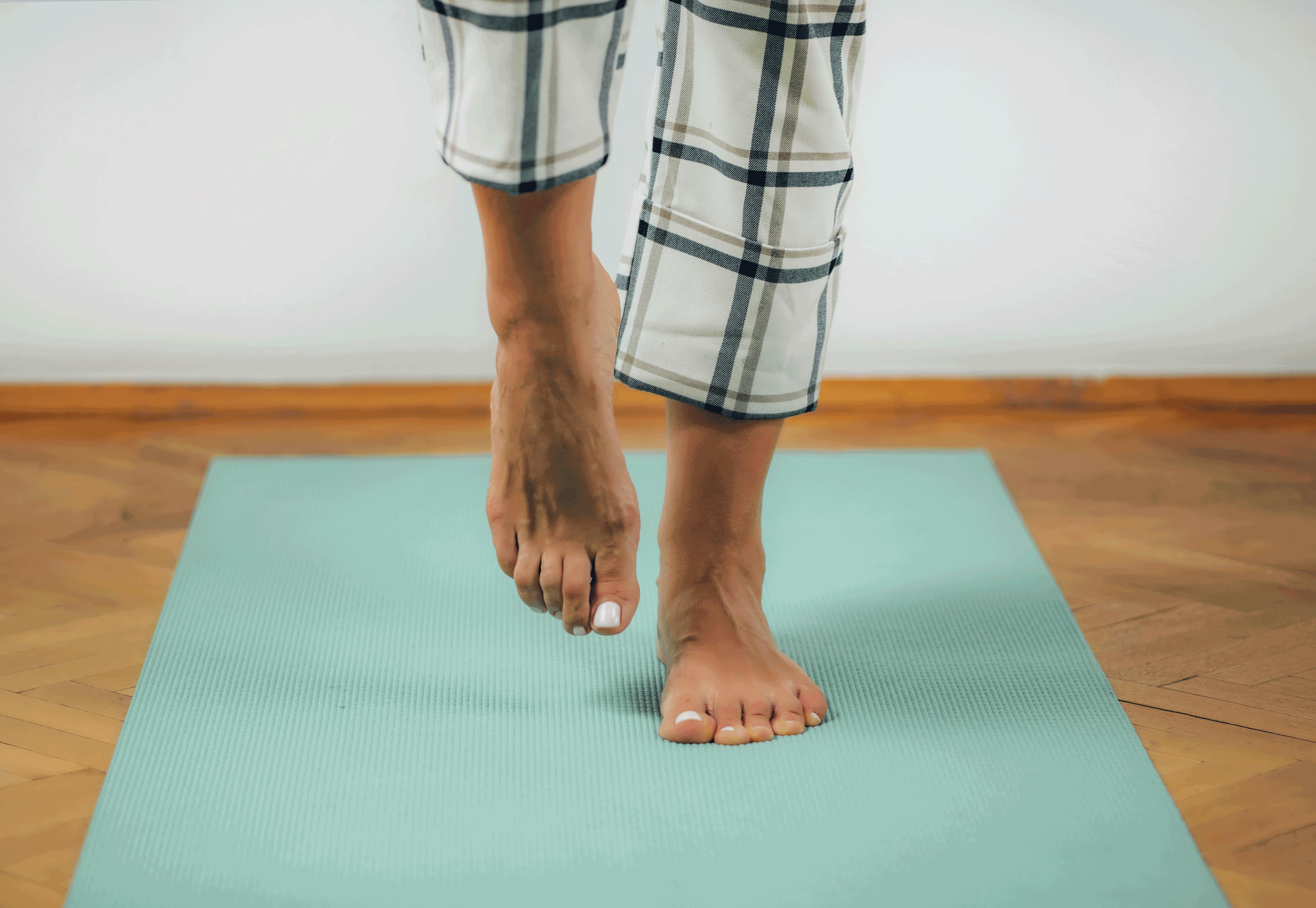 Kvinde laver balancetest