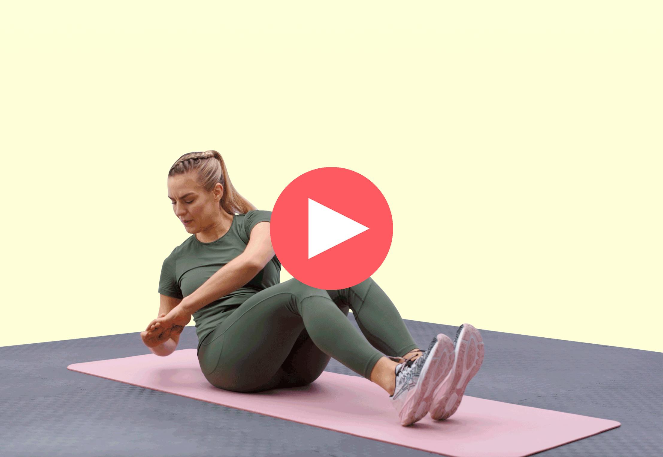 Kvinne gjør russisk vri, mageøvelse