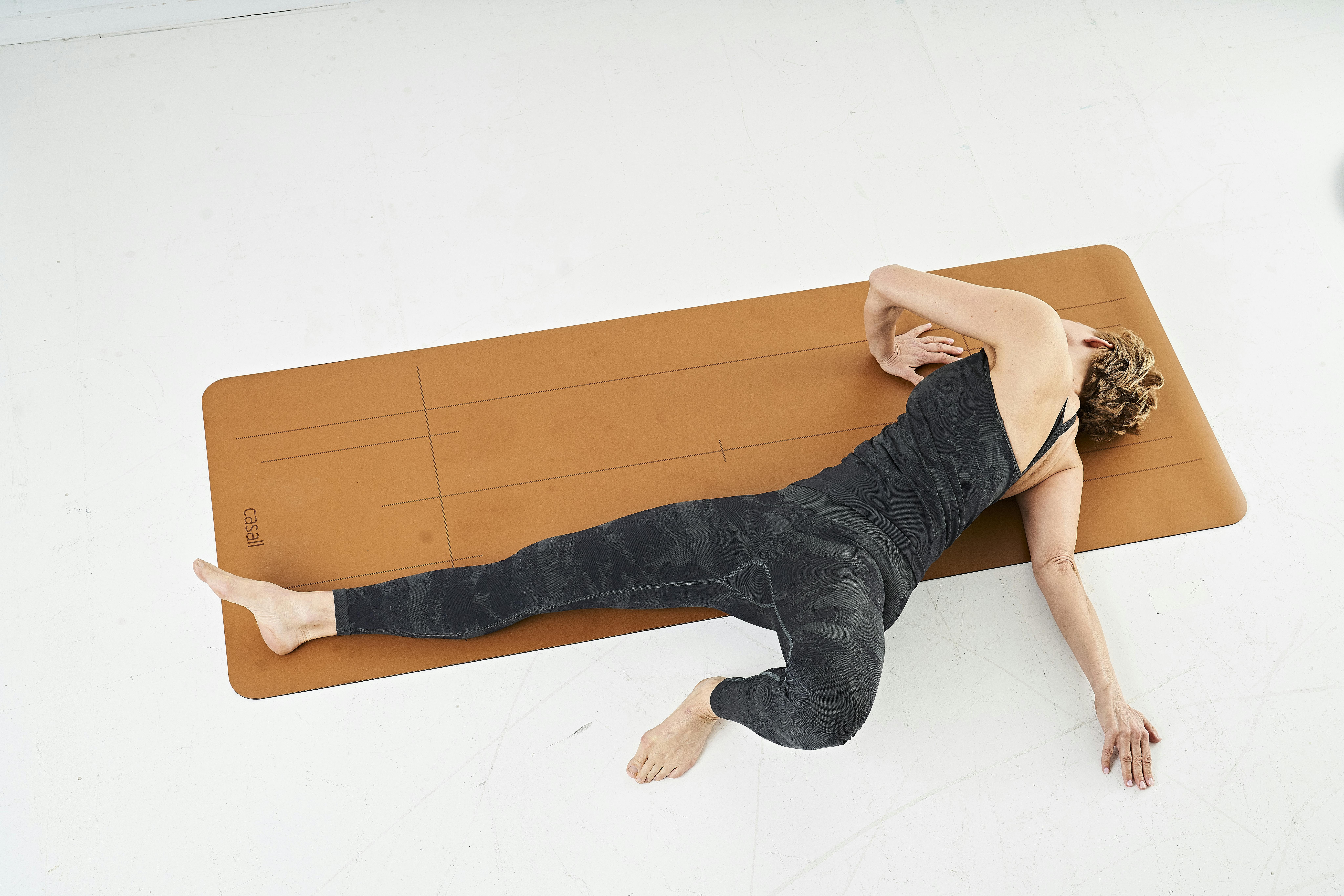 3. Liggende sidestræk Kvinde laver liggende sidestræk