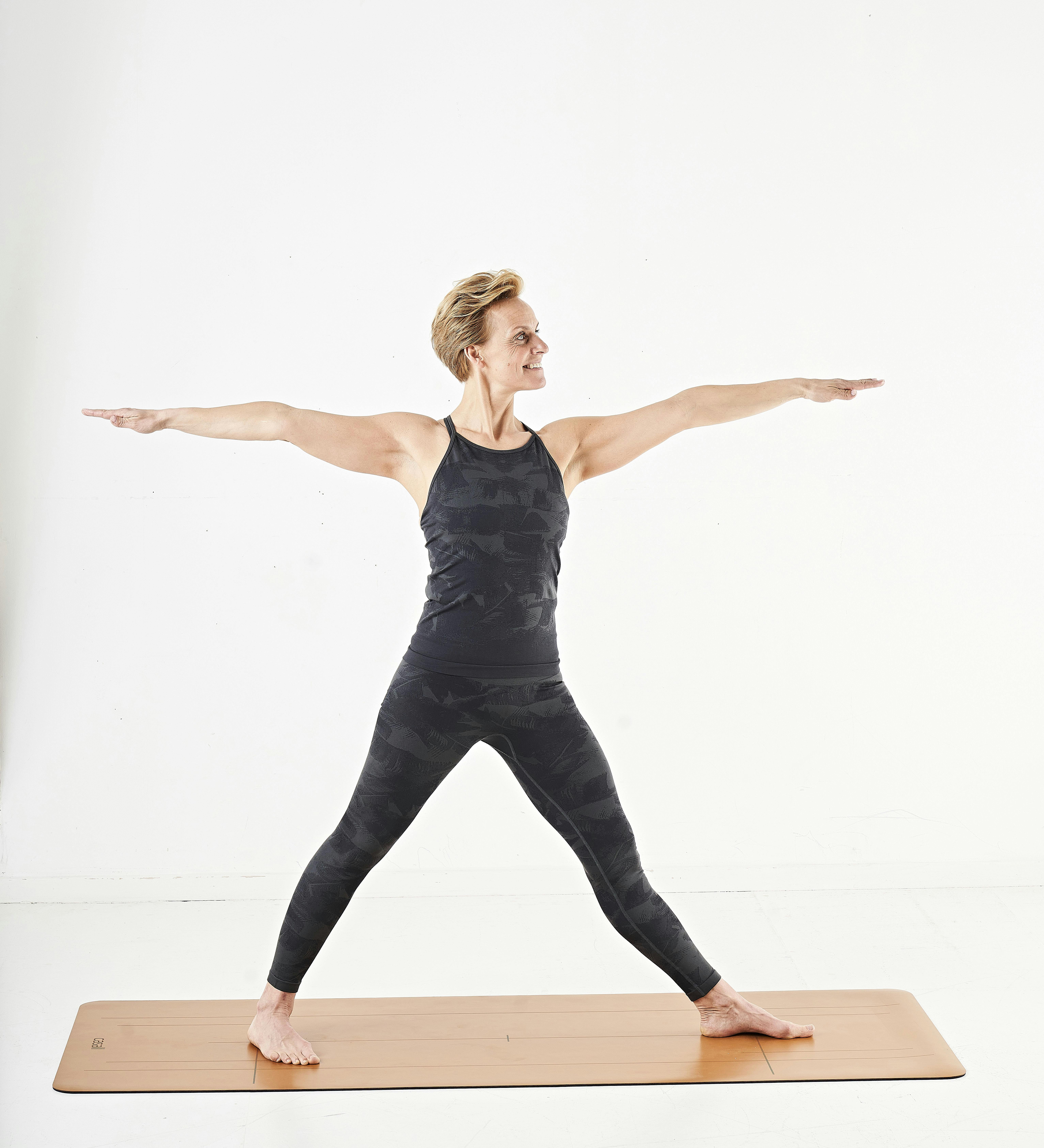 Kvinne gjør trekantet sidestrekk