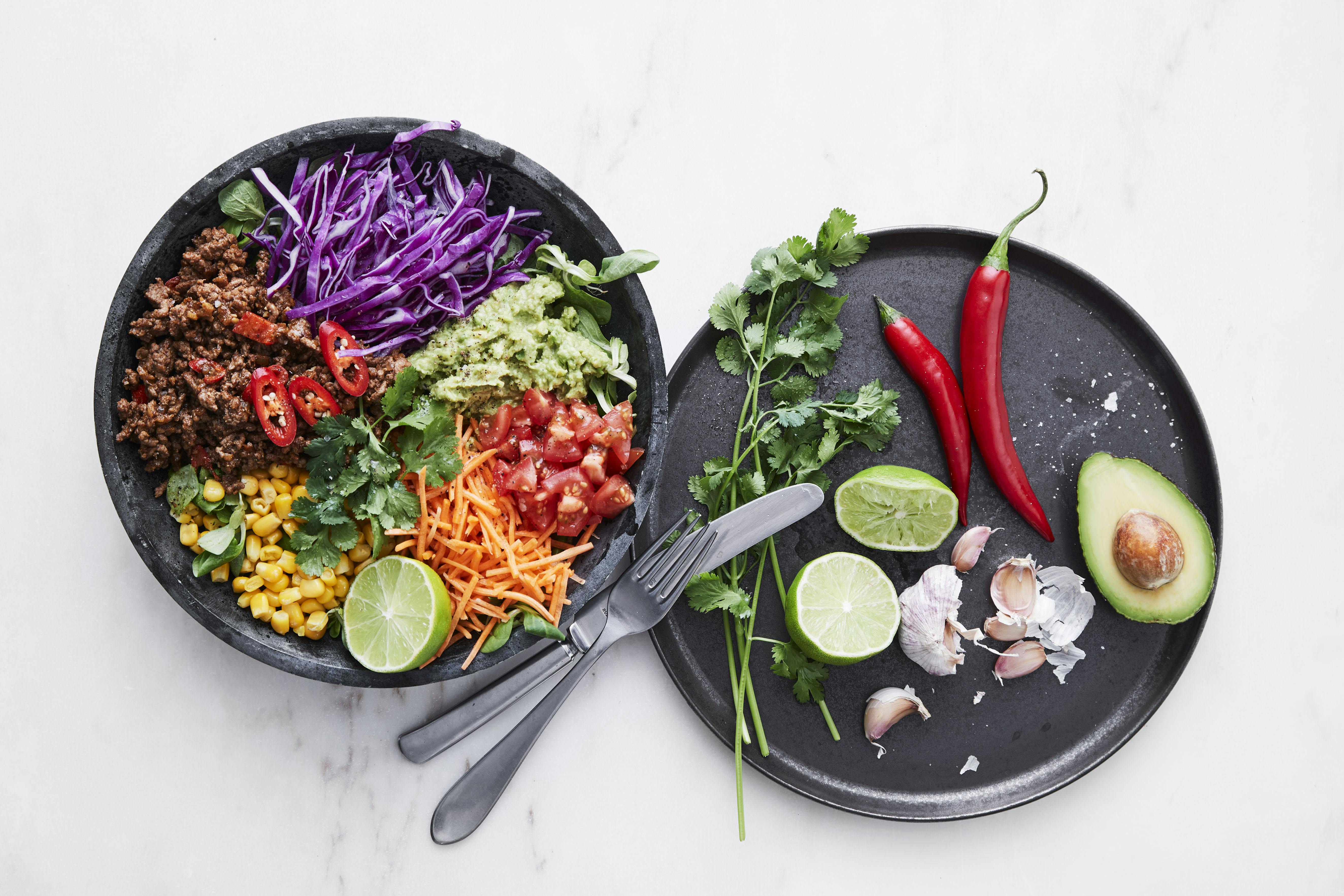 Salat med oksekød og avocado