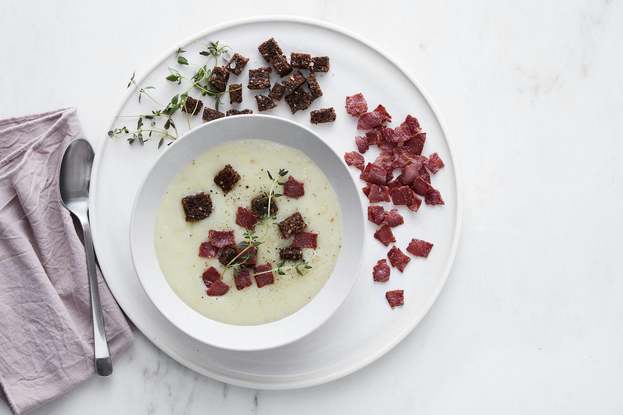 Kartoffel-porre suppe med bacon