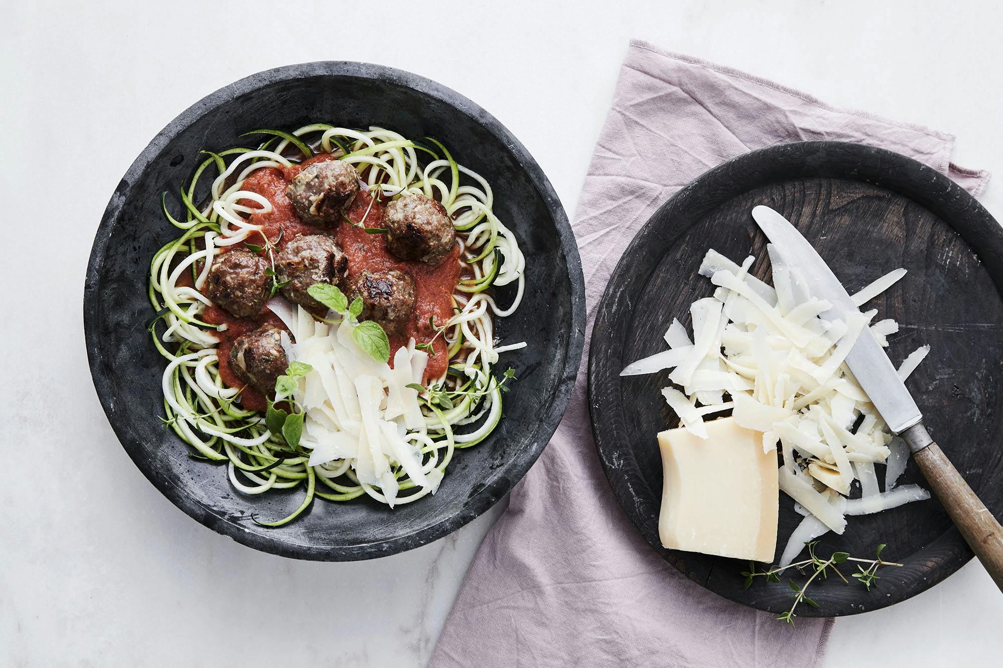 Squash-spagetti med köttbullar i tomatsås, parmesan och örter