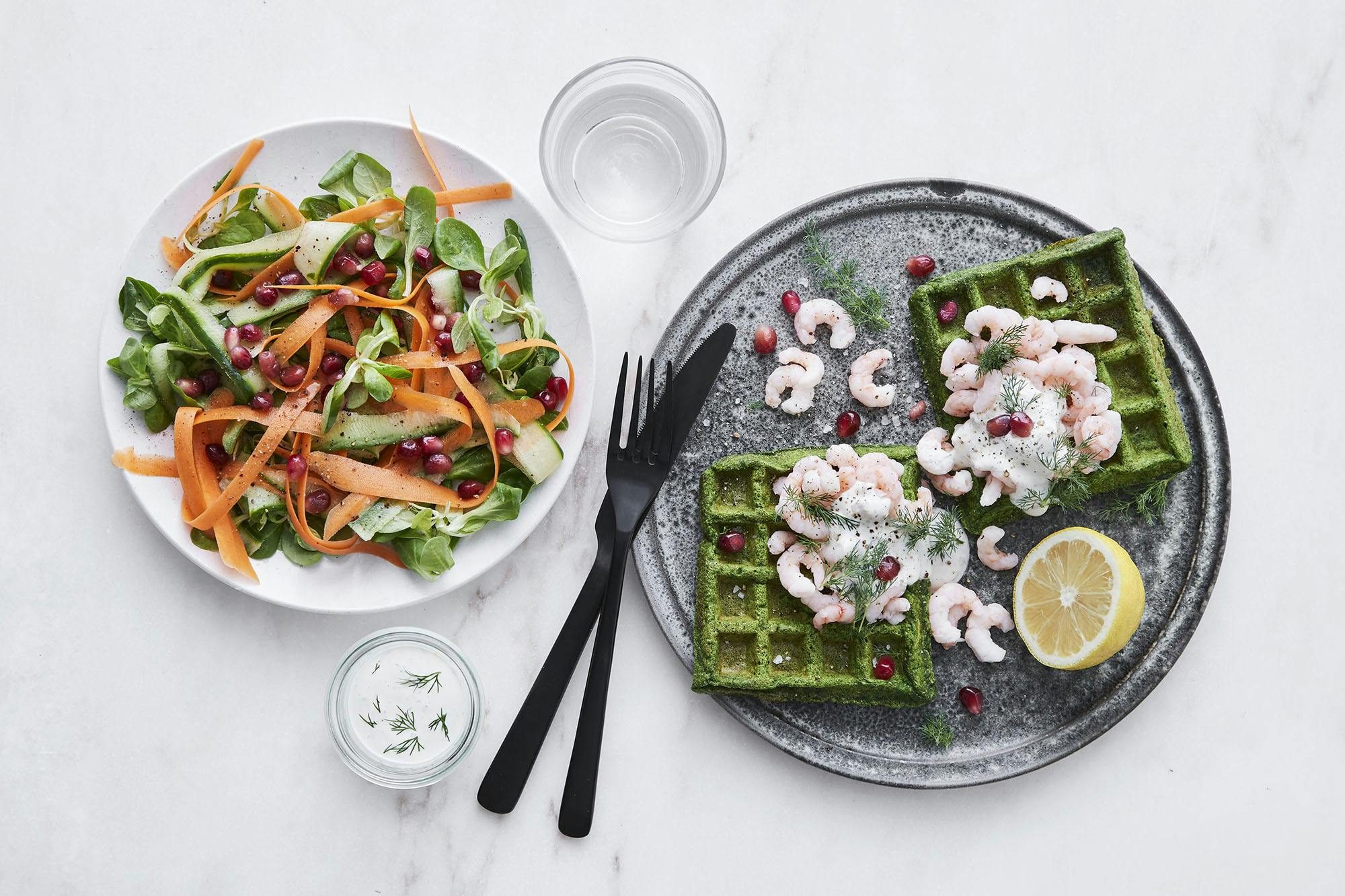 Spinatvafler med reker og salat