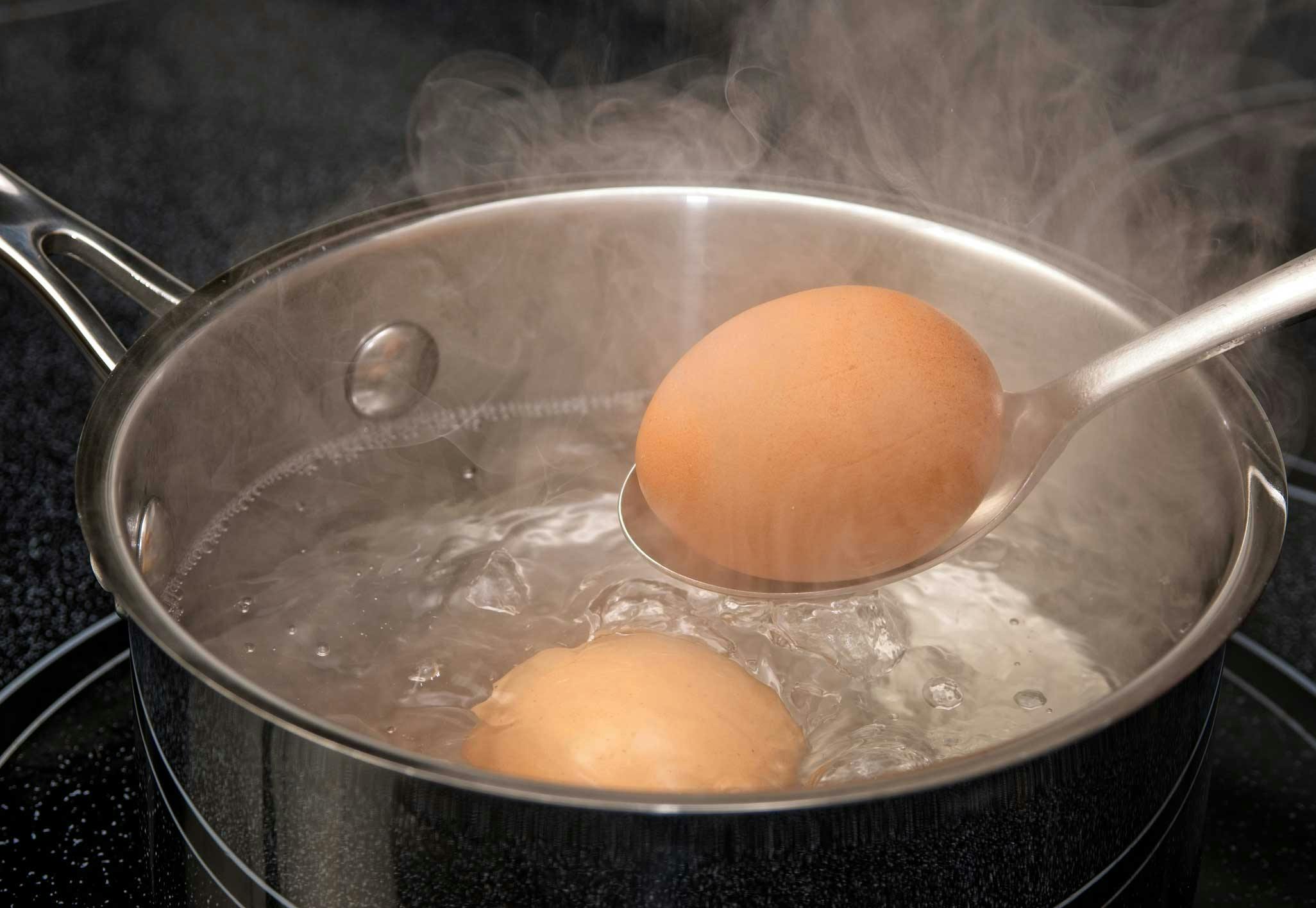 Ägg kokas i kastrull