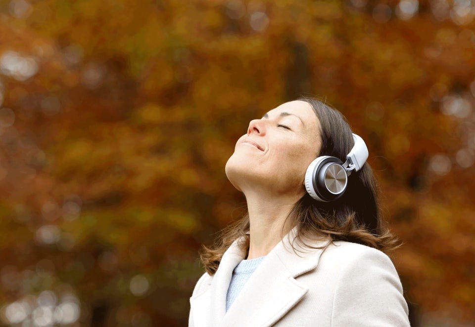 Kvinde mediterer udendørs