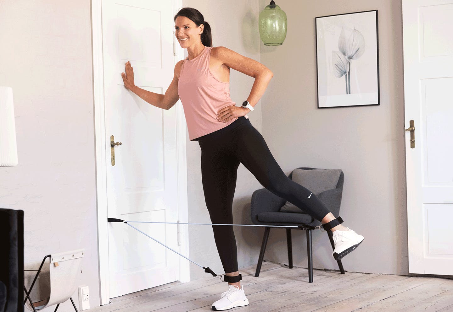 Kvinna tränar hemma med gummiband