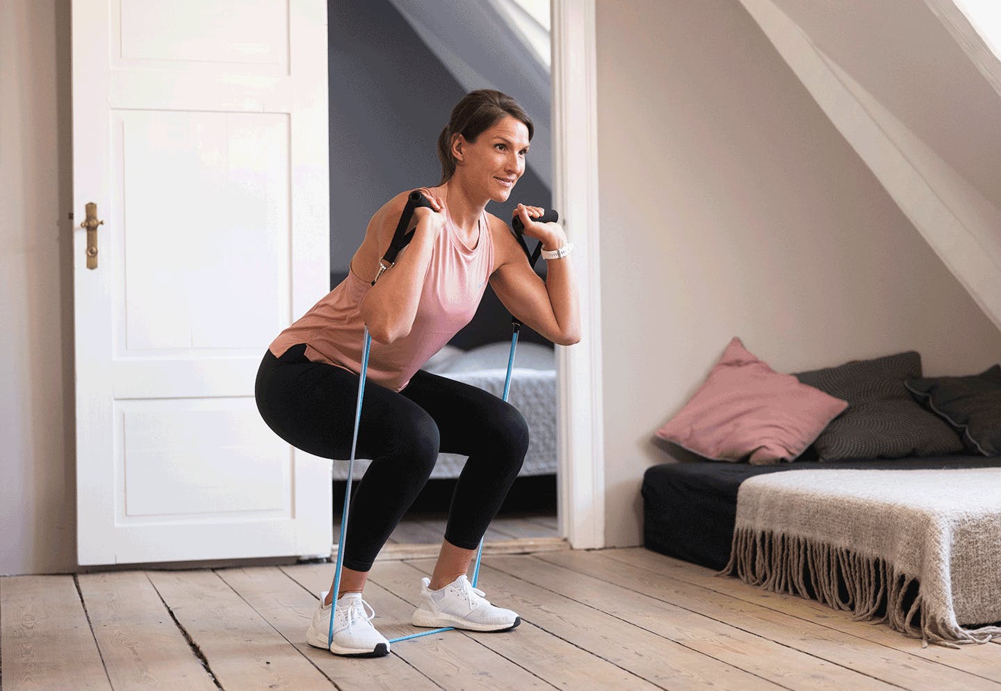 Kvinna tränar armar med gummiband hemma