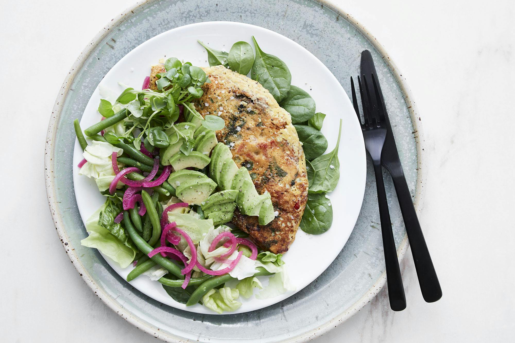 Omelett med spinat, cottage cheese og avokadosalat