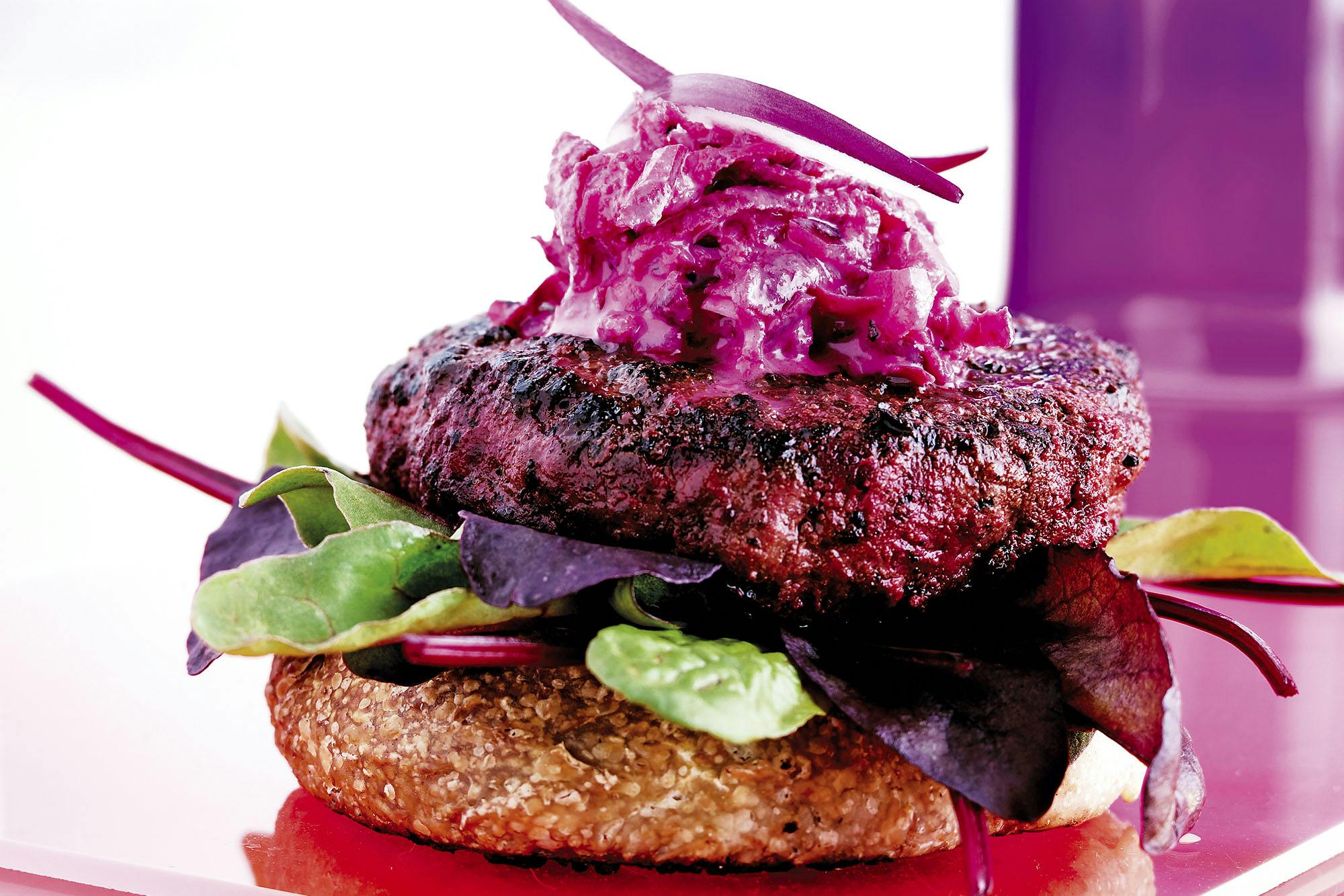 Burger med rødbedebøf, rødbederaita og salat