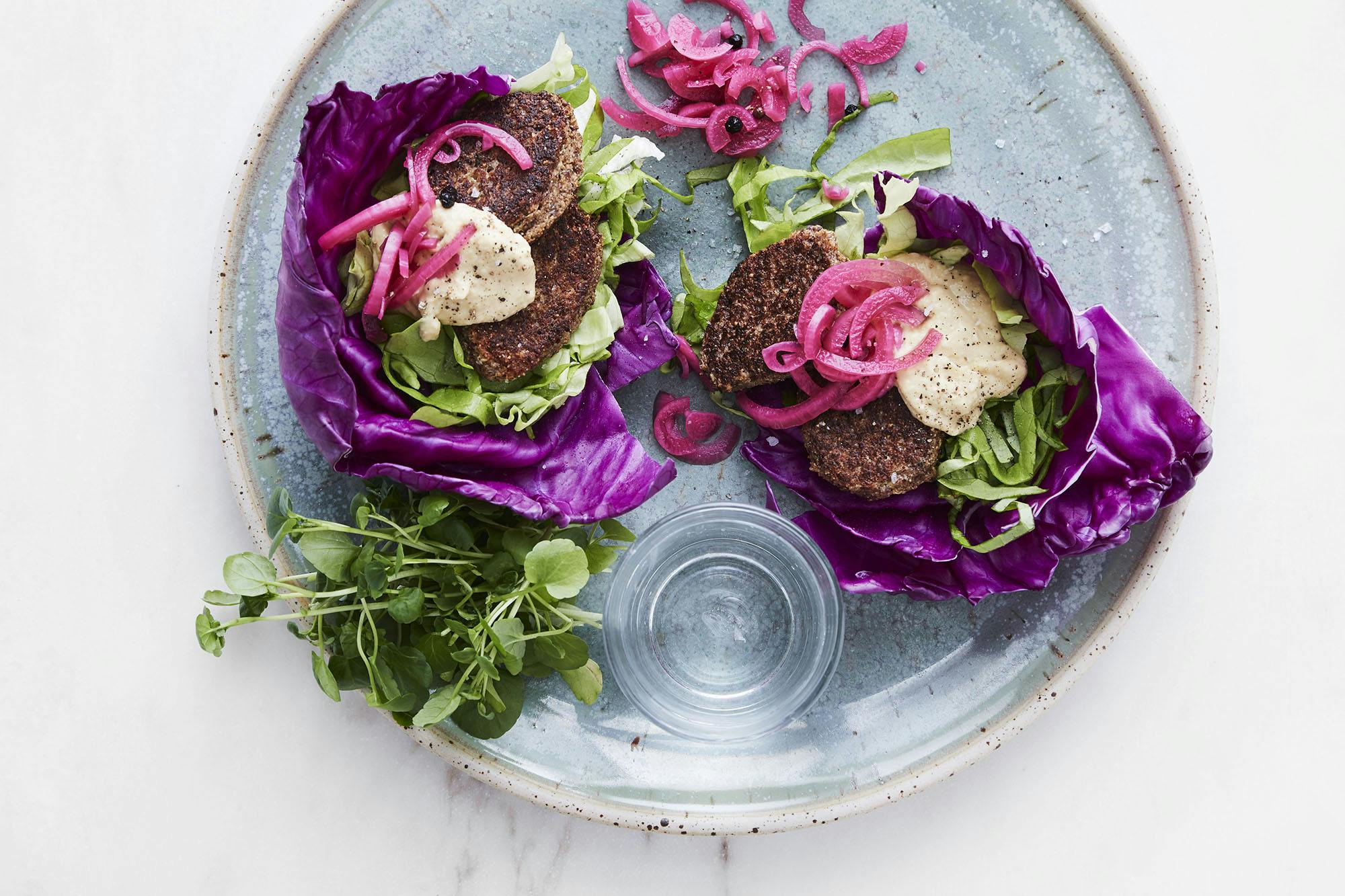 Tortillawraps af spidskål med blomkålsdeller, hummus og grøntsager