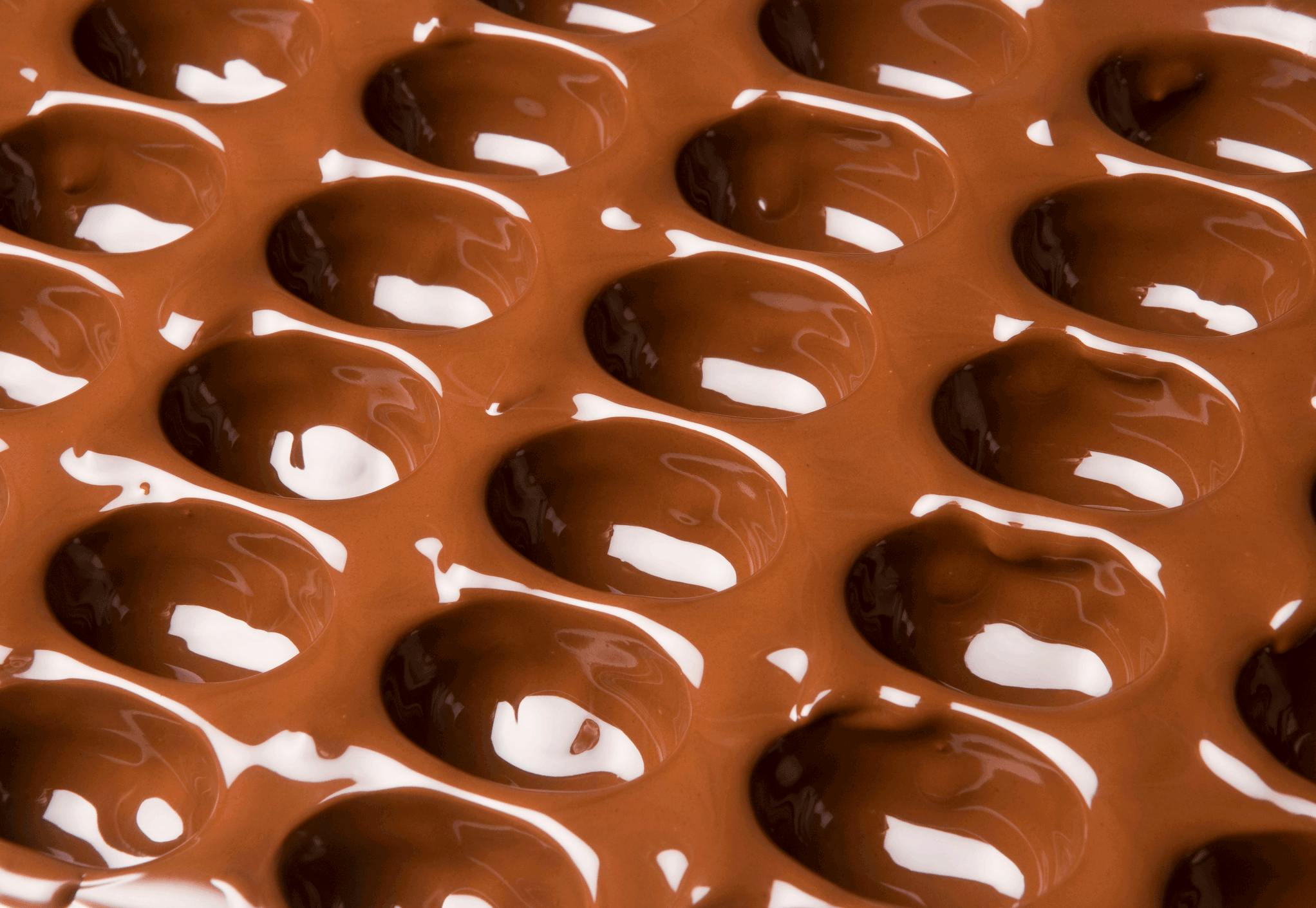 Chokoladebarer på fabrik