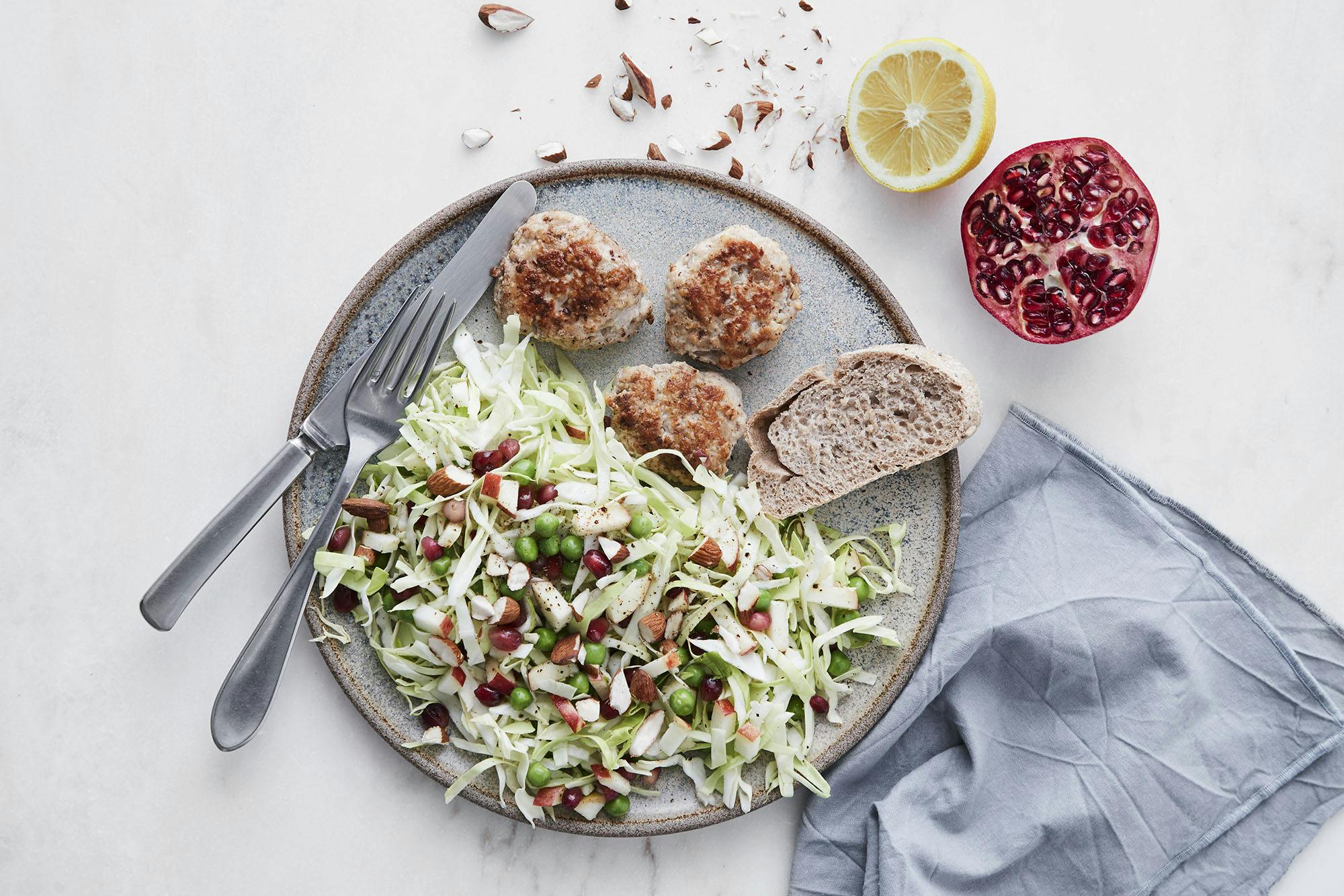 Nyttiga kycklingbiffar med spetskålssallad och grovt bröd