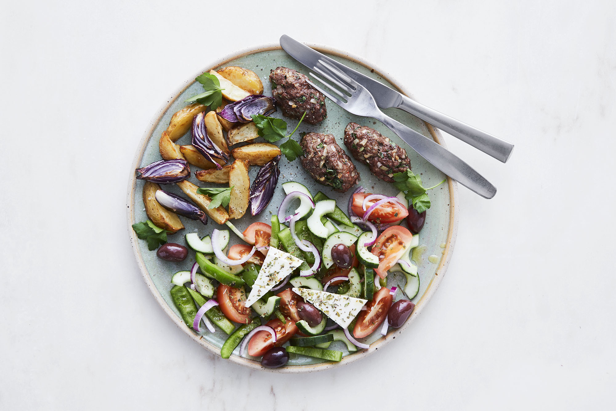 Graeske Frikadeller Med Ovnbagte Kartofler Og Graesk Salat Opskrift I Form