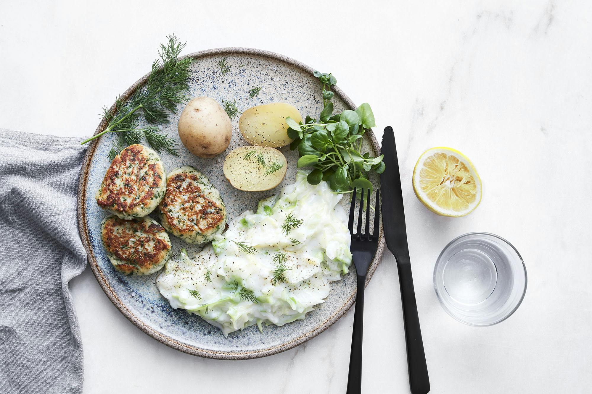 Fiskbiffar med stuvad spetskål och potatis