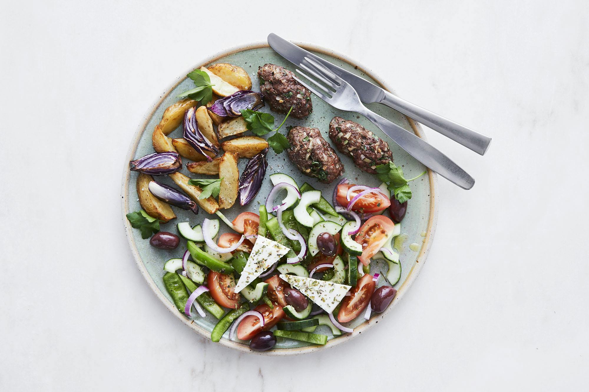 Grekiska biffar med ugnsbakad potatis och grekisk sallad