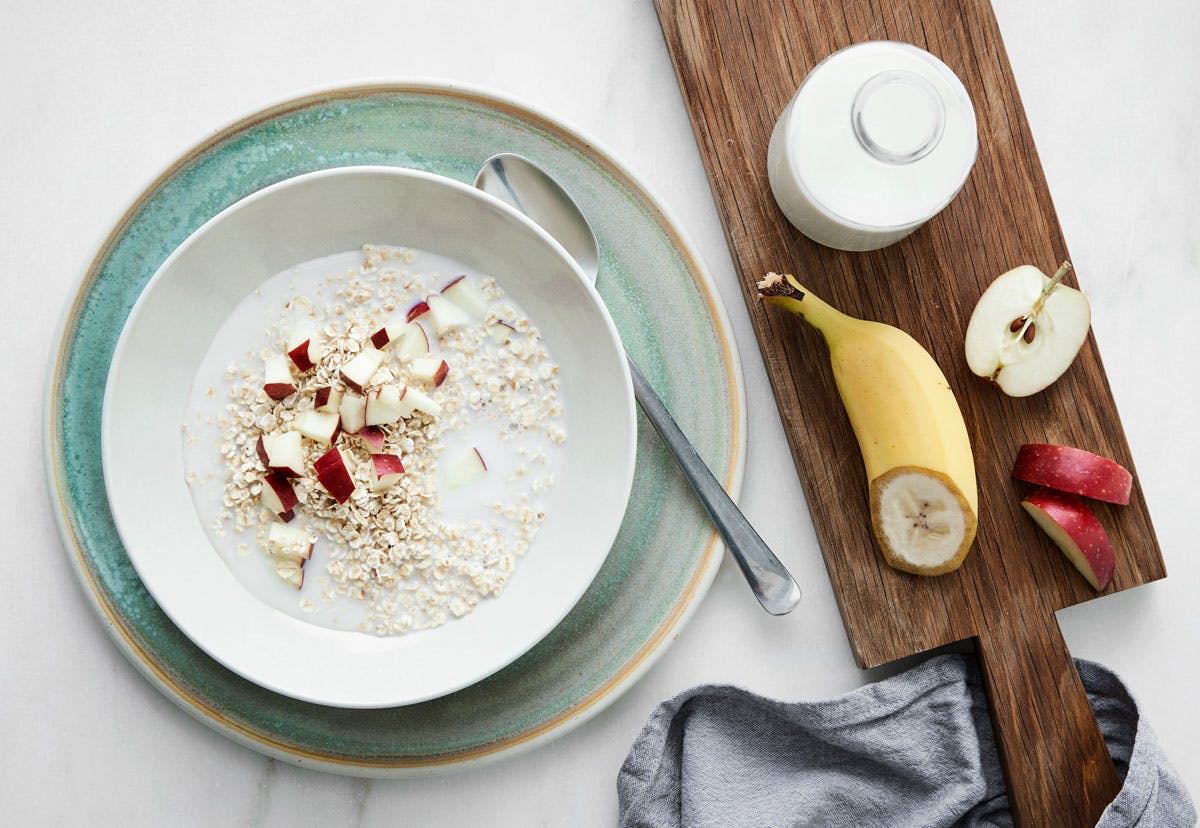 Frukostförslag för kostplan – havregryn med mjölk och frukt