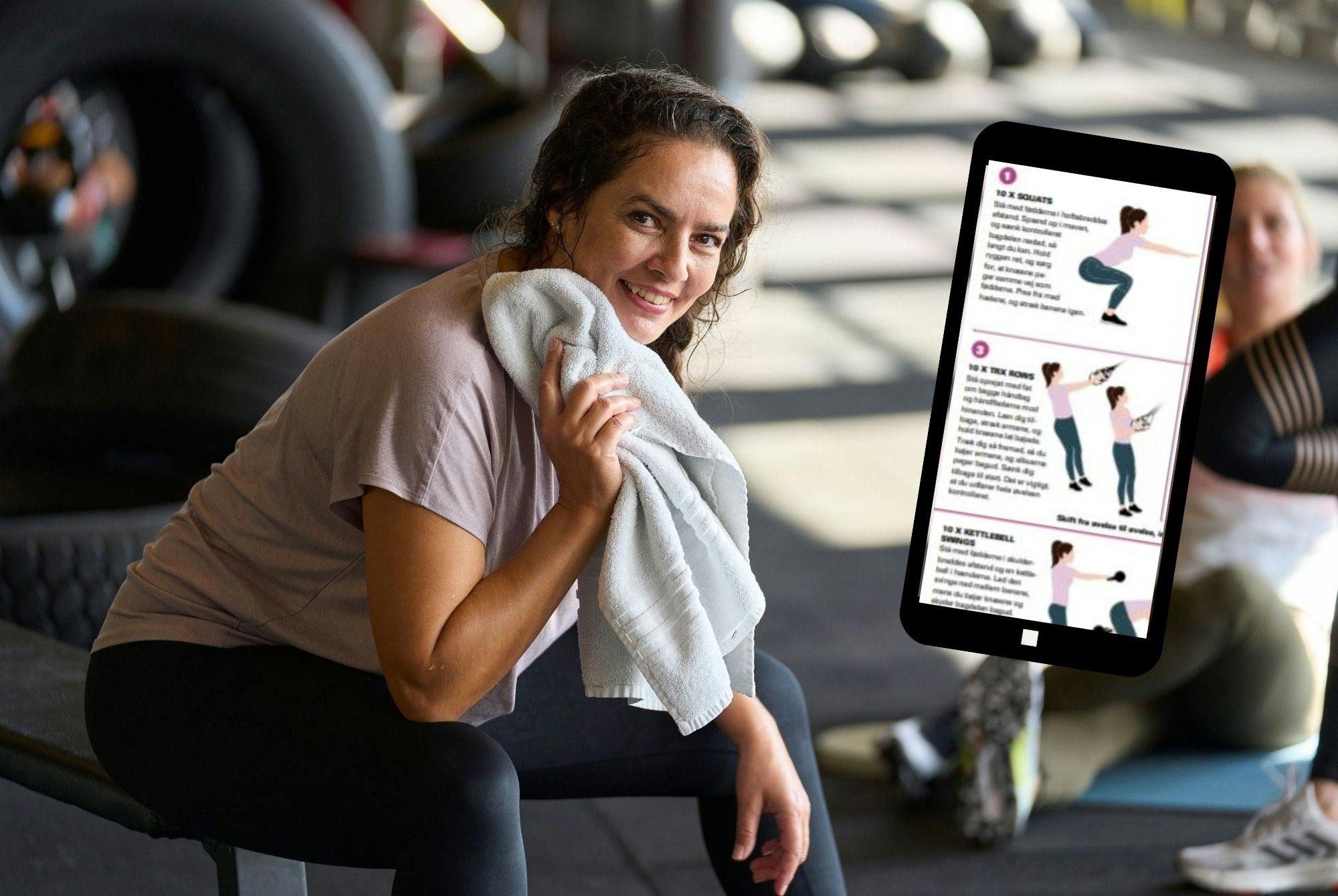 Kvinde træner i fitnesscenter