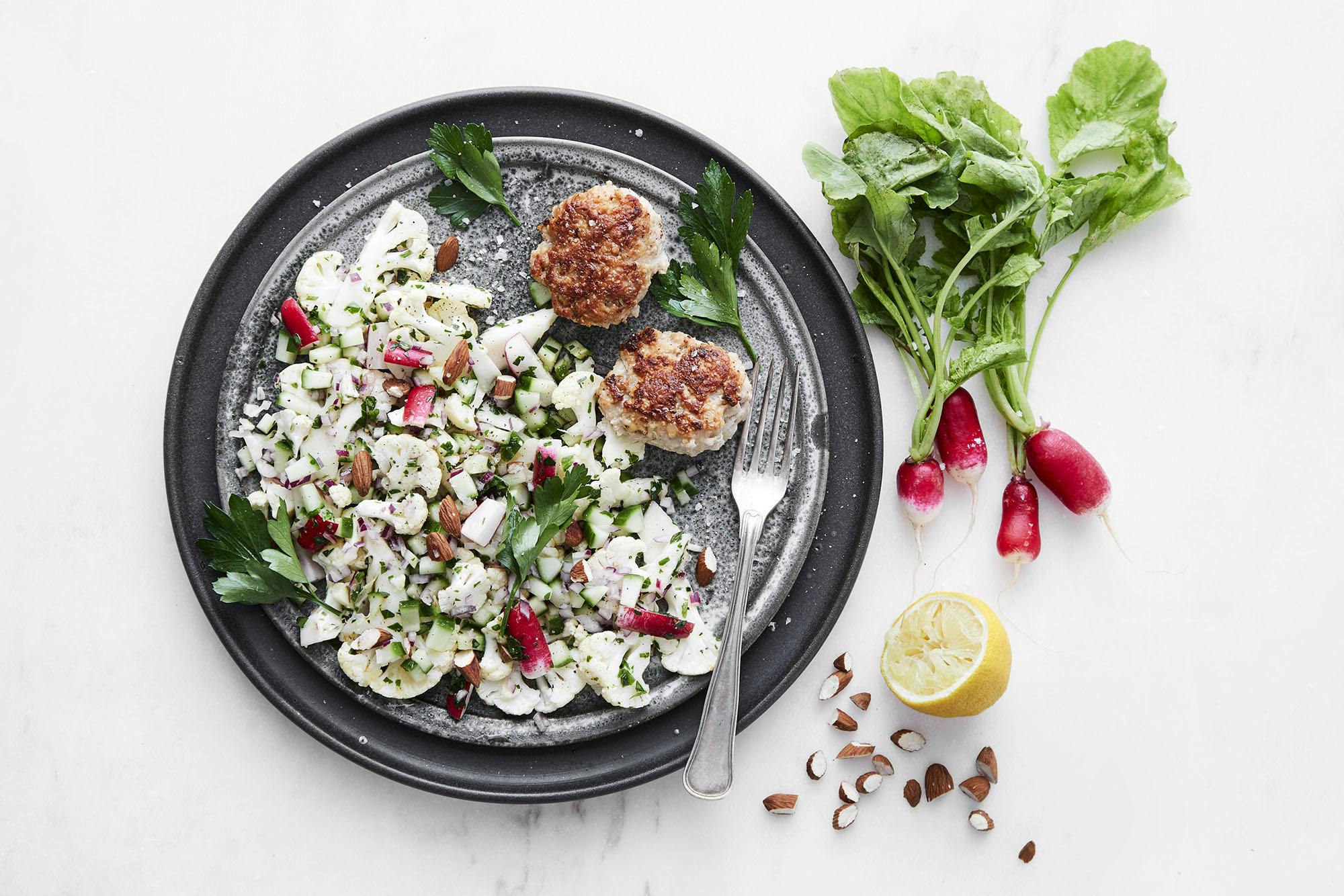 Frikadeller med blomkålssalat og mandler