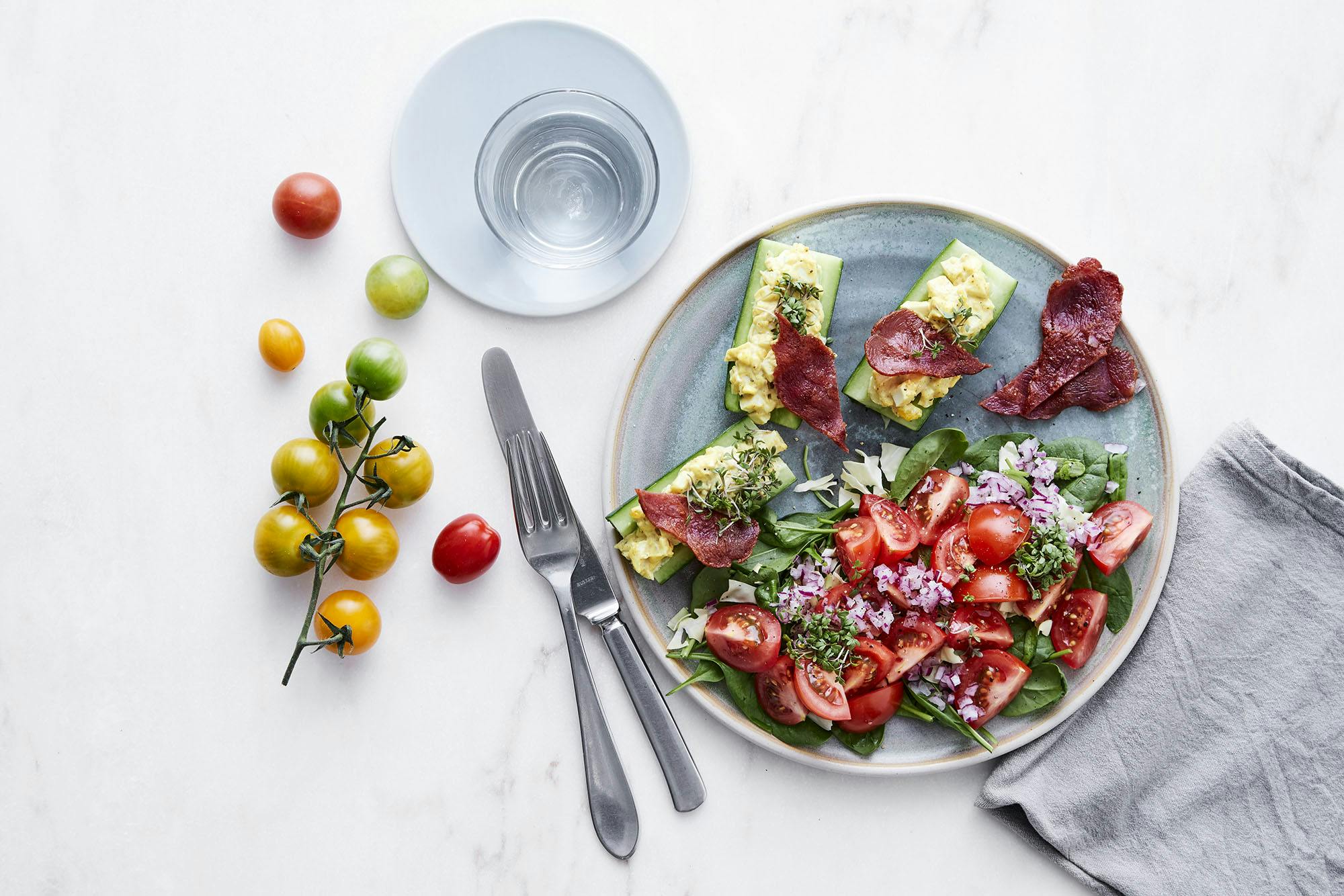 Gurkbåtar med hemmagjord, nyttig äggsallad