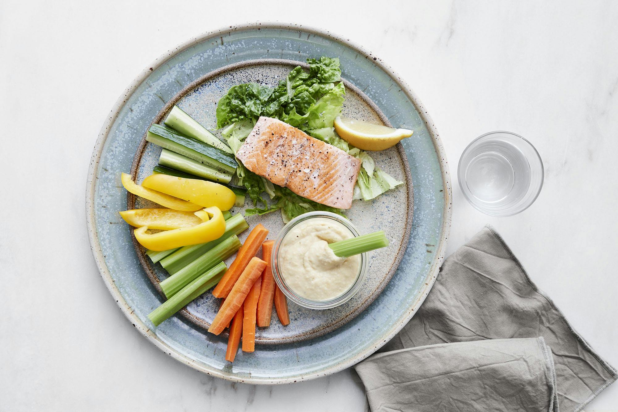 Lax i ugn med grönsaksstavar och hummus