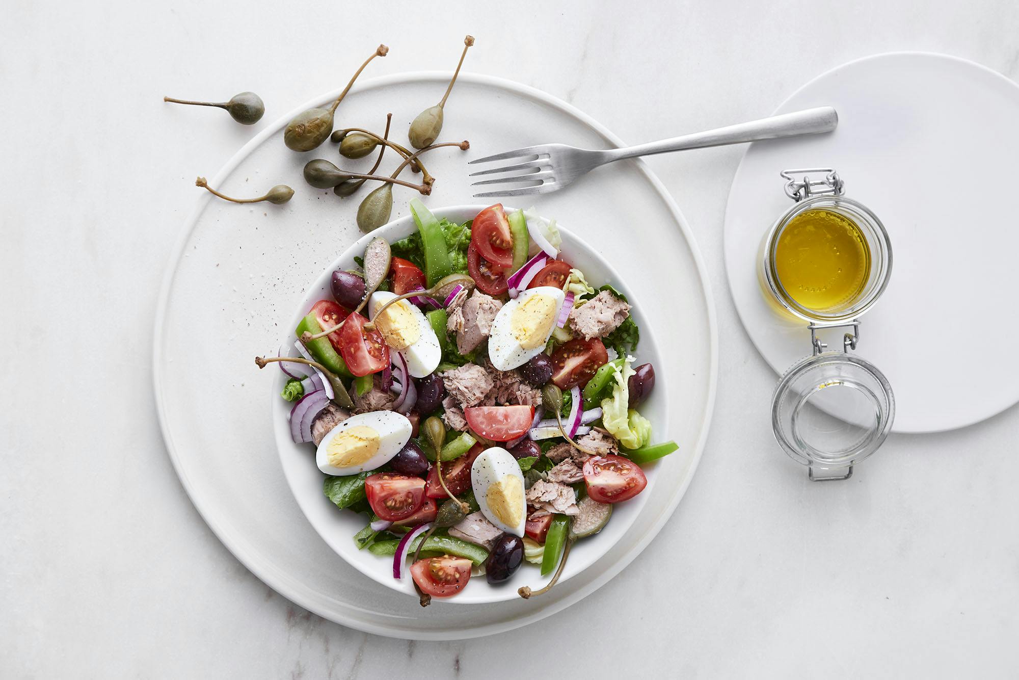Sallad med tonfisk, ägg och oliver