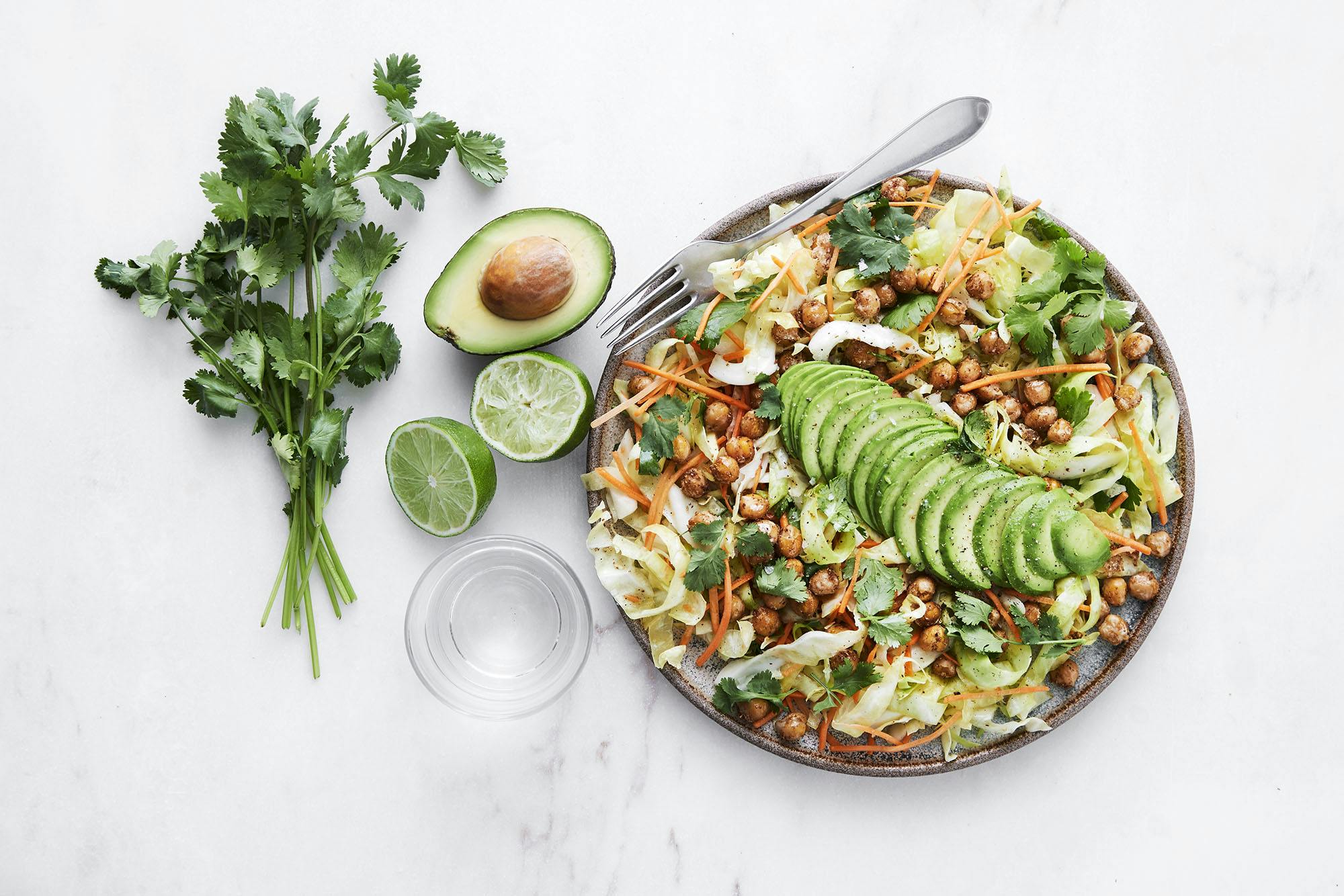 Salat med spisskål, ristede kikerter og avokado