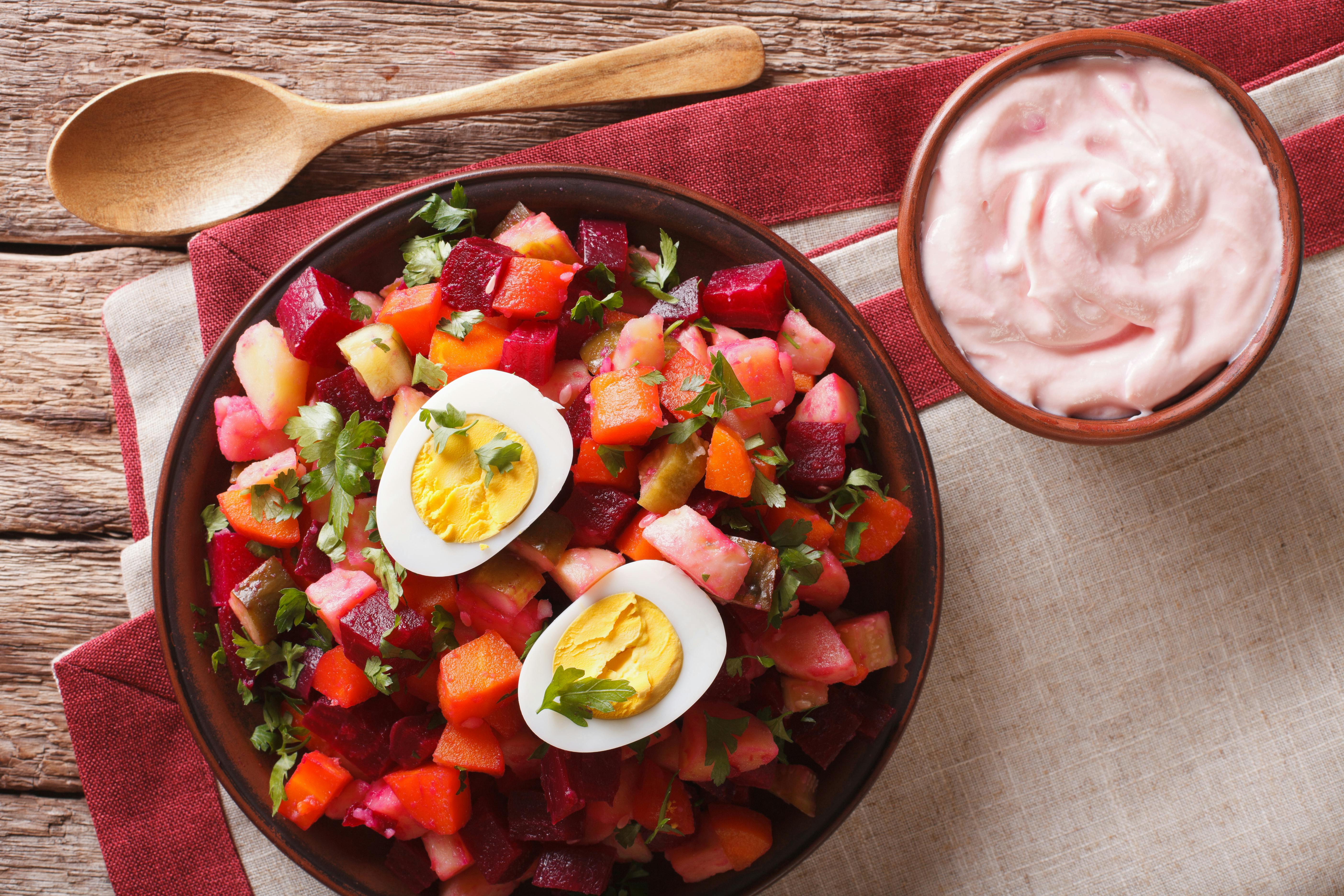 Rosollia munien ja vaaleanpunaisen kastikkeen kanssa