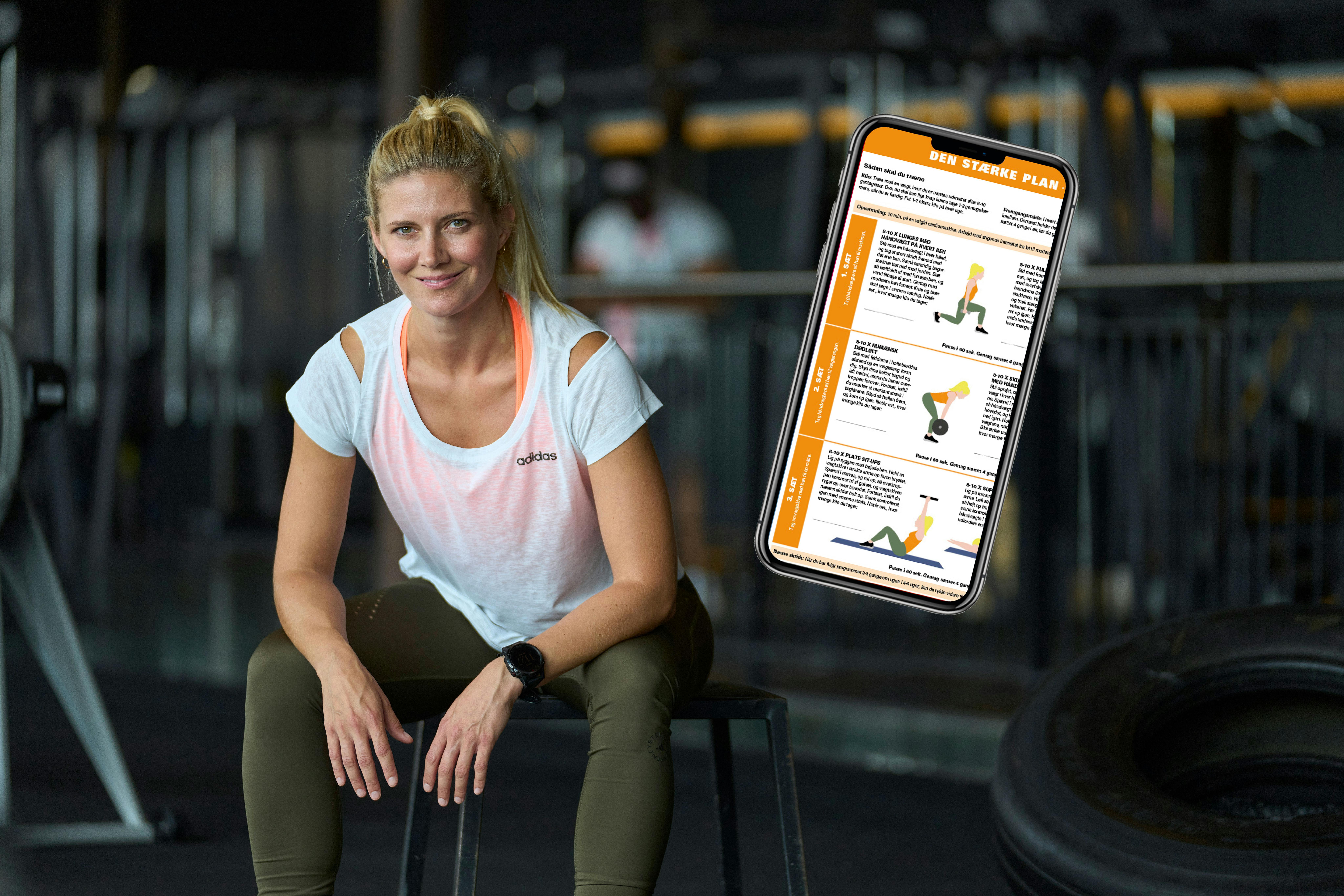 Kvinde træner i fitnesscenter