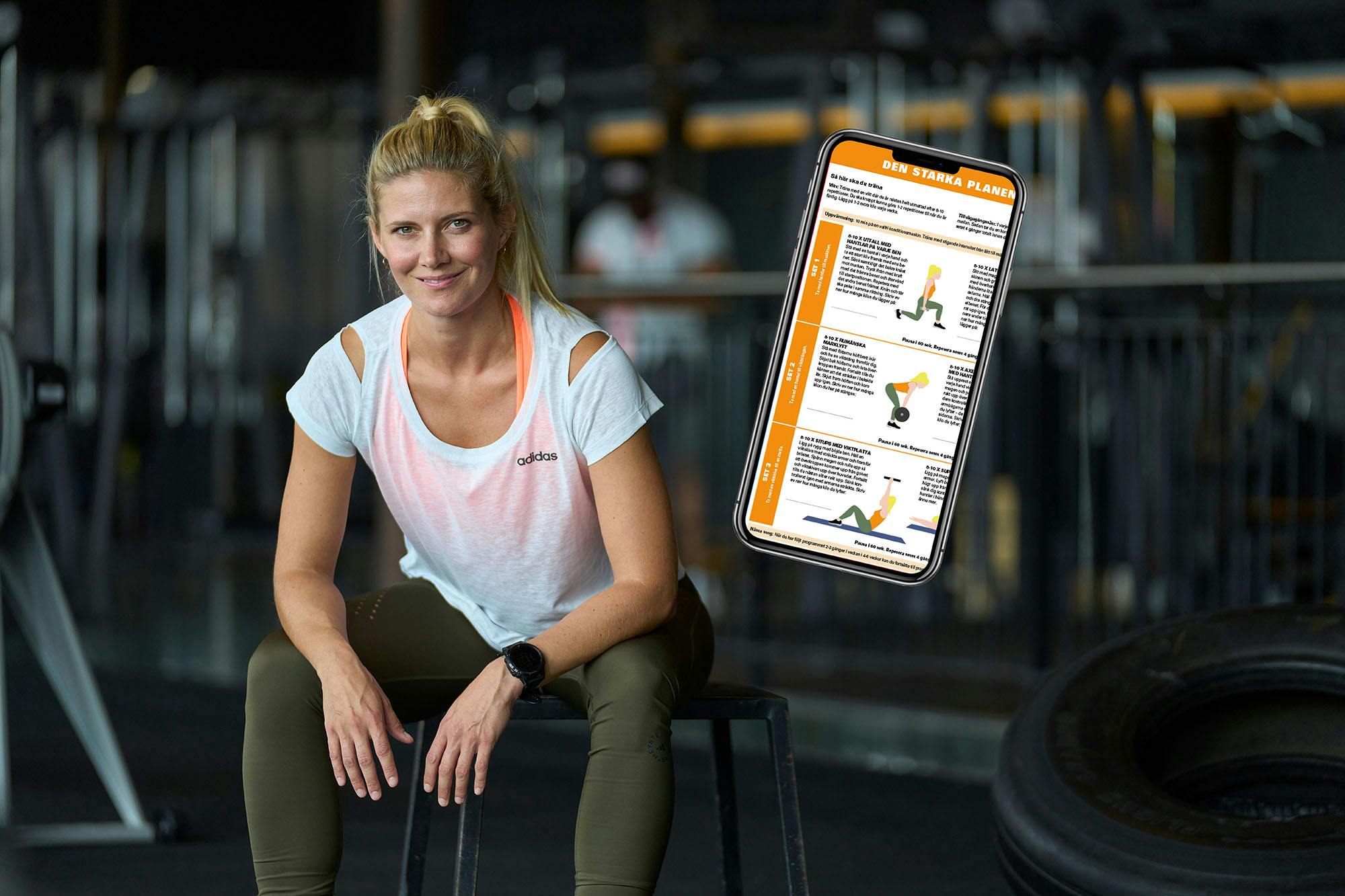 Kvinna tränar på gym