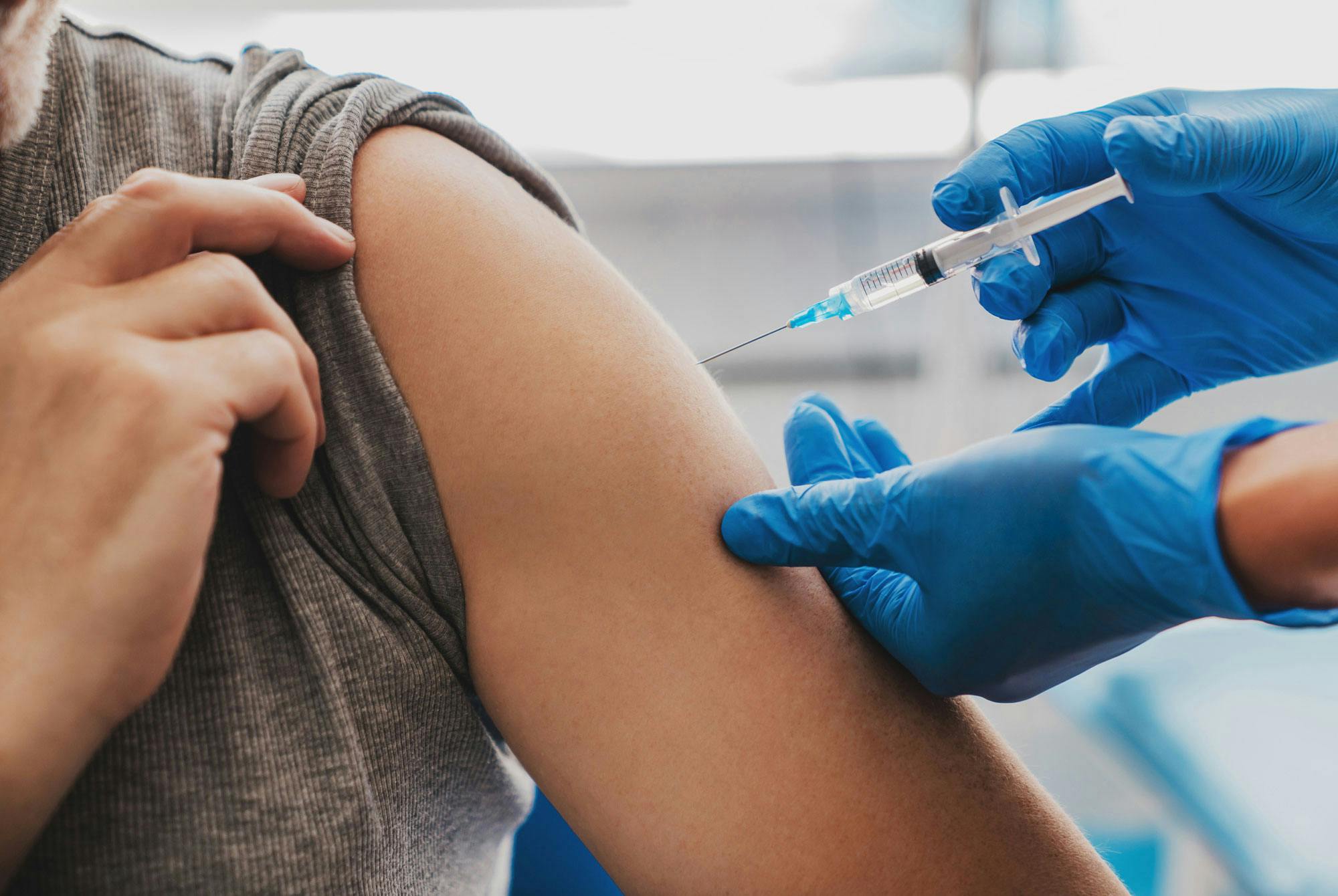 Kvinde bliver vaccineret