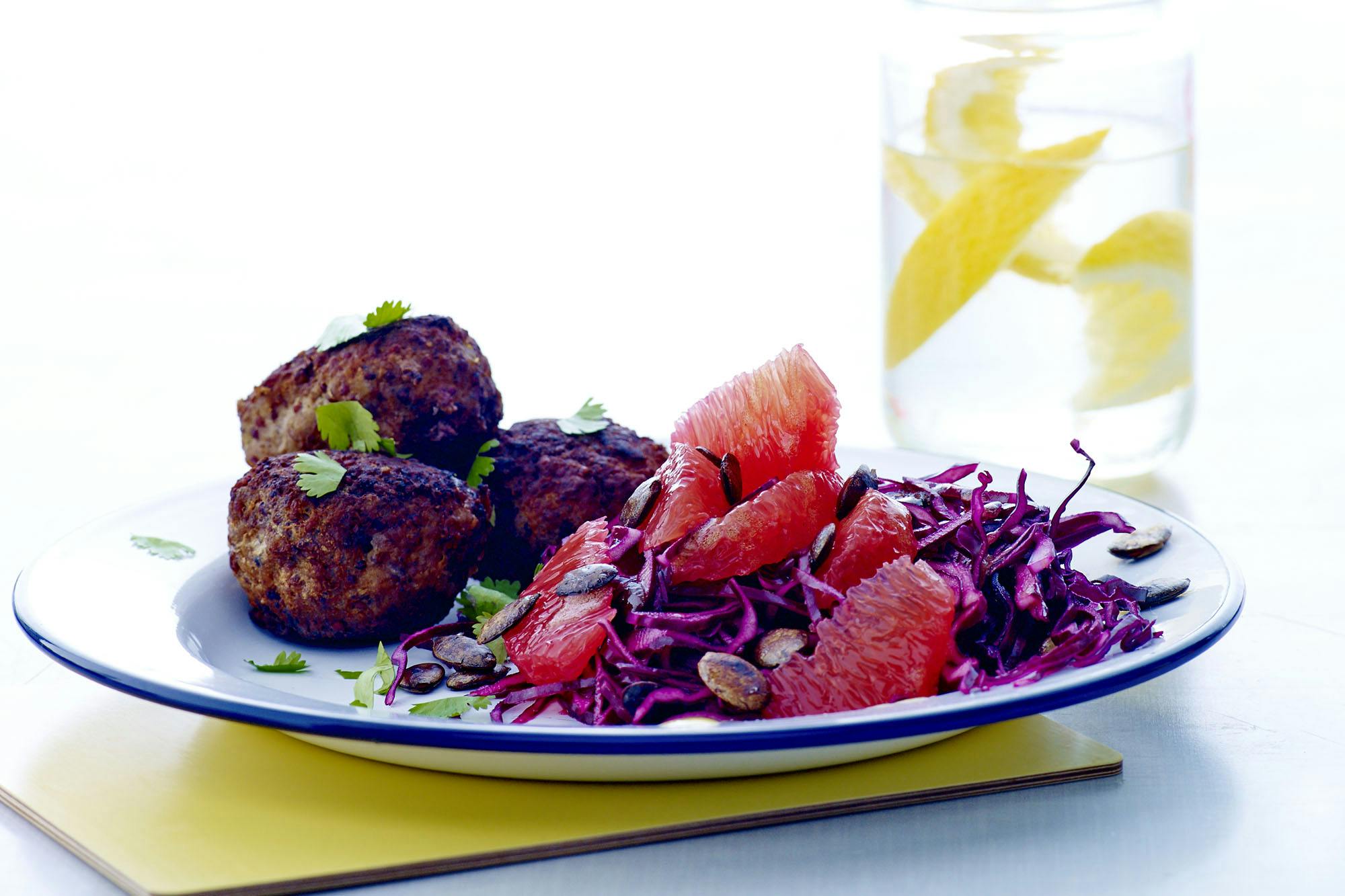 Kjøtboller med rødkålsalat