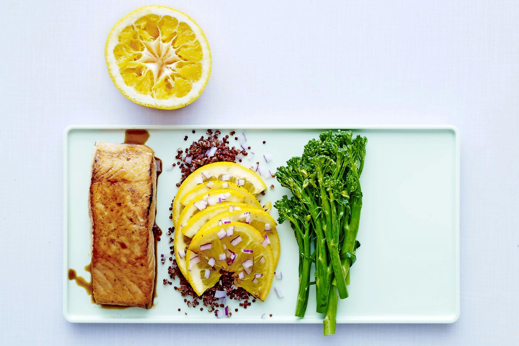 Apelsinmarinerad lax med röd quinoa och broccoli