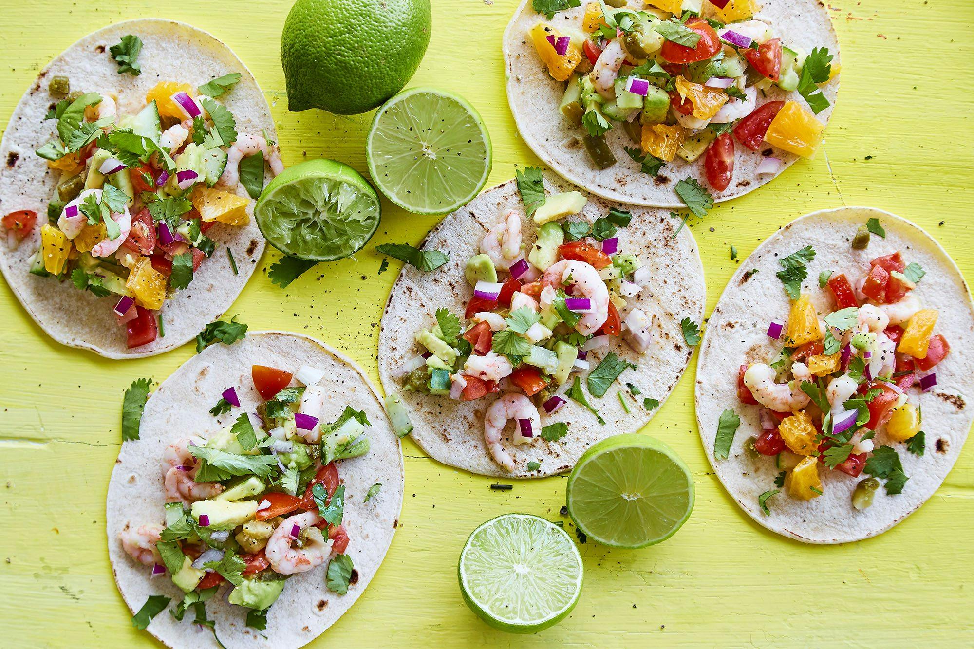 Tortilla med reker, avokado, appelsin og tomat