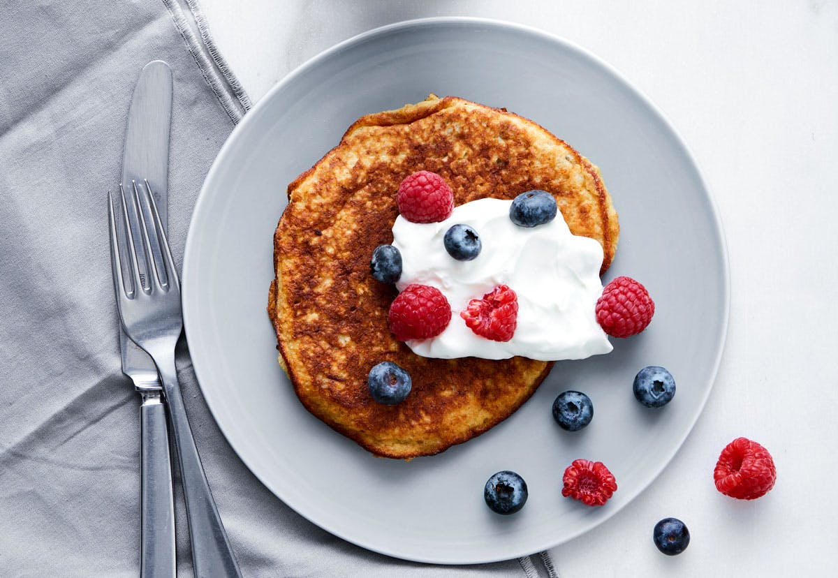 Frokostforslag til matplan - bananpannekake med bær og gresk yoghurt