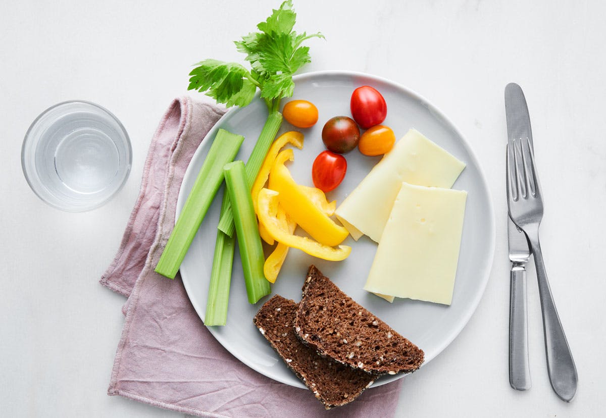 Frokostforslag til matplan - rugbrød med ost og grønt