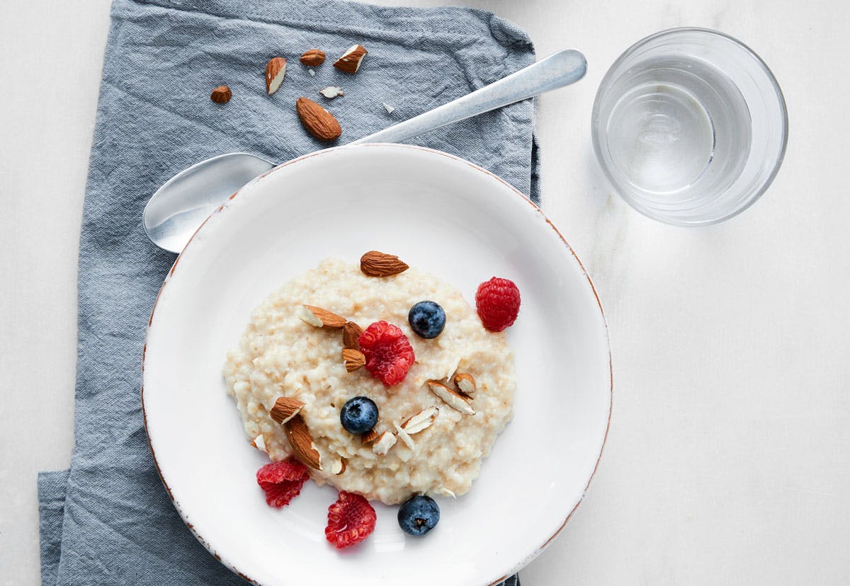 Frukostförslag - havregrynsgröt med frukt och nötter