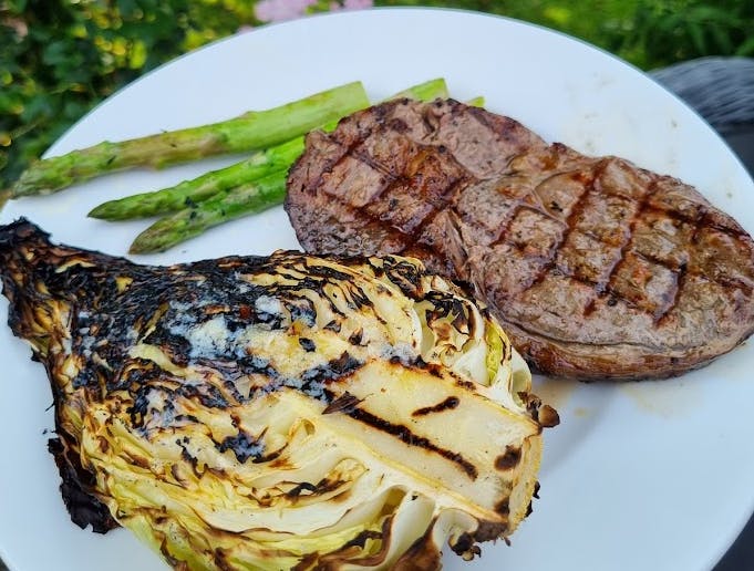 Tallerken med kål og steak