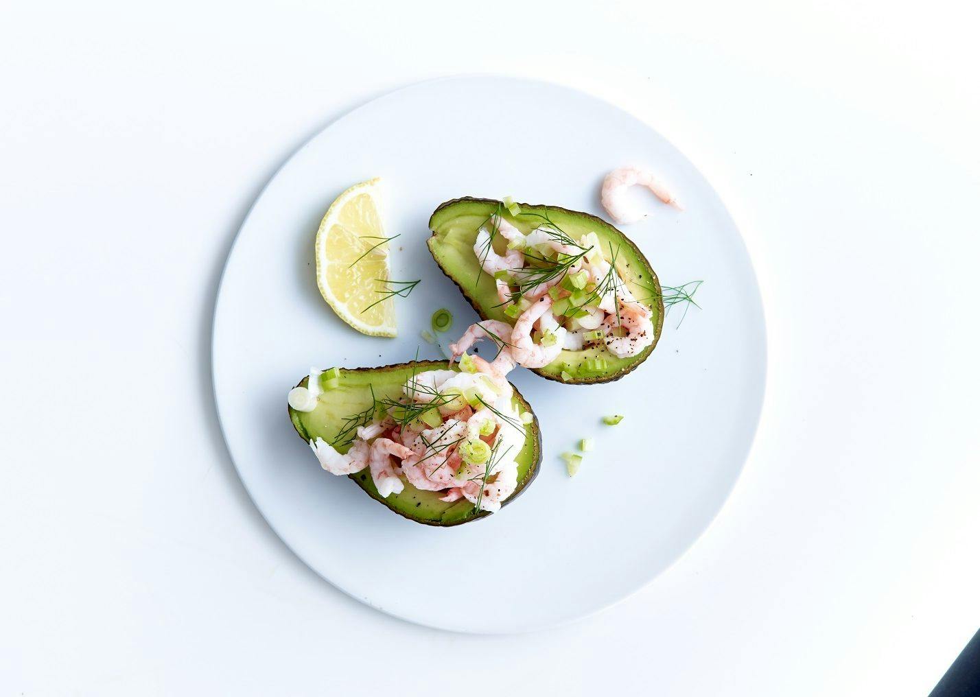 Avokado med rekecocktail