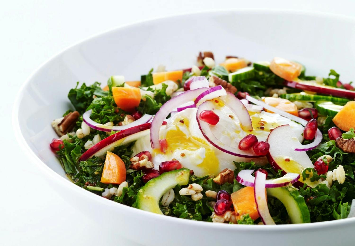 Grønnkålsalat med perlebygg og posjert egg