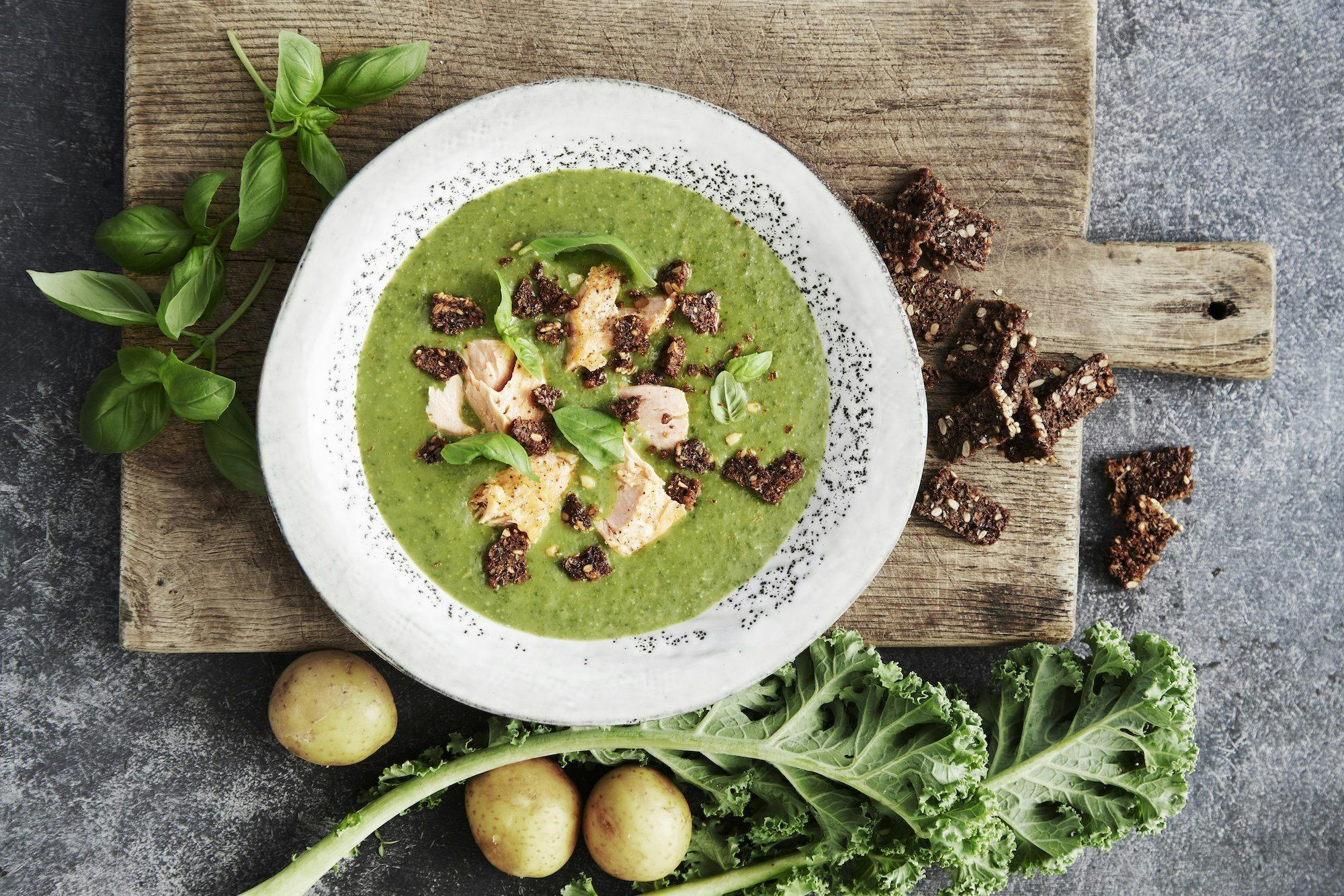 Grønnkålsuppe med poteter, laks og rugbrødkrutonger